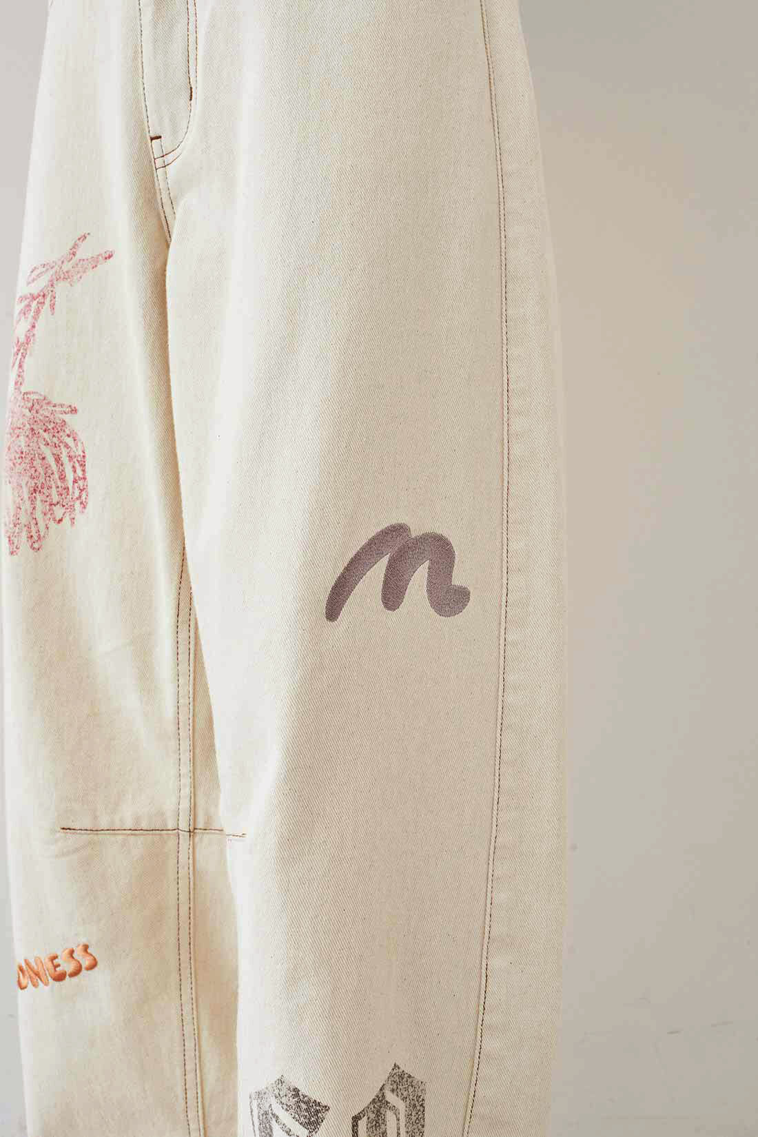 MEDE19F [メデ・ジュウキュウ]|MEDE19F　刺繍とプリントにこだわったバレルパンツ〈オフホワイト〉