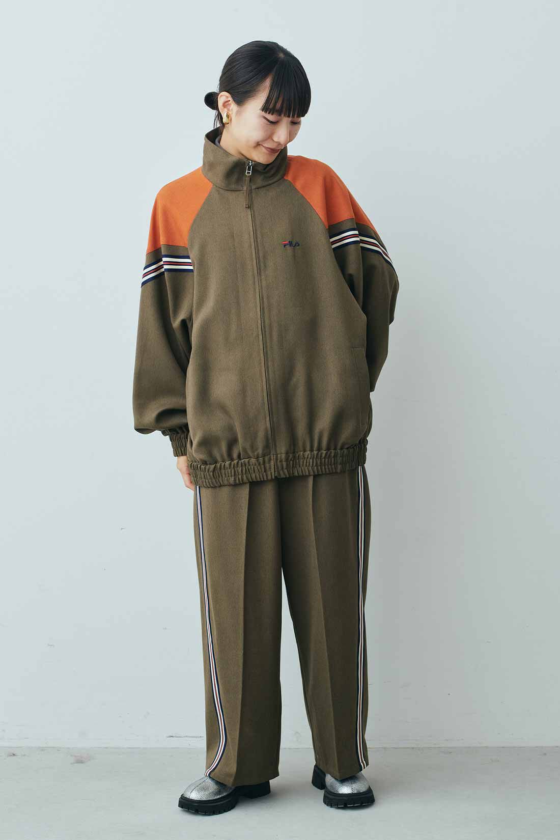 MEDE19F [メデ・ジュウキュウ]|MEDE19F　FILA for MEDE19F 大人も着られるトラックブルゾン〈ミリタリーカーキ〉|モデル身長：158cm　着用サイズ：M