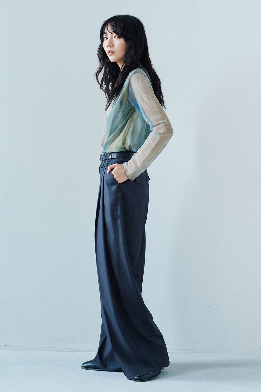 MEDE19F [メデ・ジュウキュウ]|韓国セレクト REPELLER 切りっぱなしスラックス〈ダークチャコール〉|モデル身長：163cm　着用サイズ：2