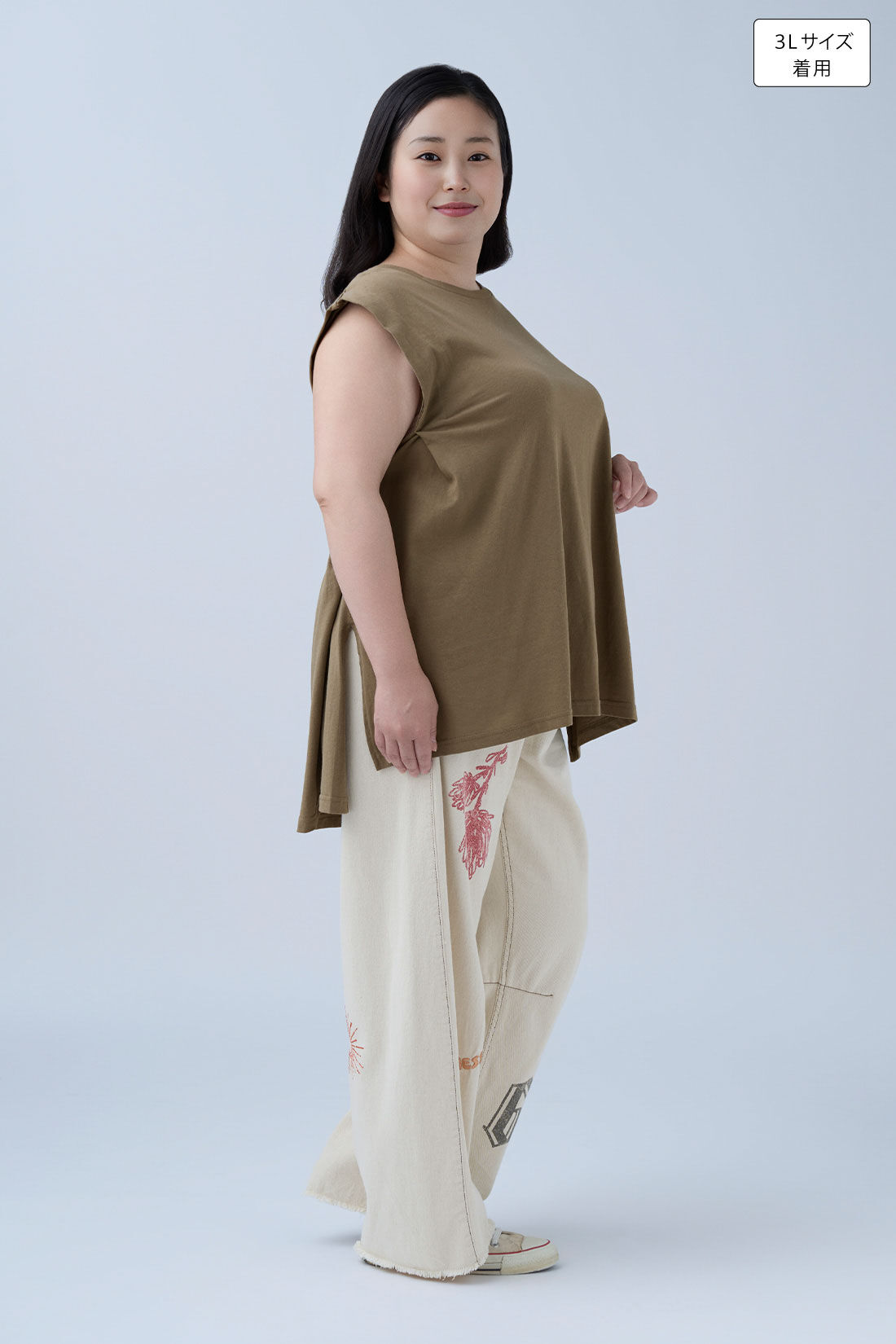 MEDE19F|タック遣い フレンチスリーブコットントップスの会とタック遣い フレンチスリーブ コットントップスの会と刺繍とプリント バレルパンツ〈オフホワイト〉のコーディネート|身長：160cm バスト：113cm ウエスト：90cm ヒップ：115cm 太ももまわり：63cm