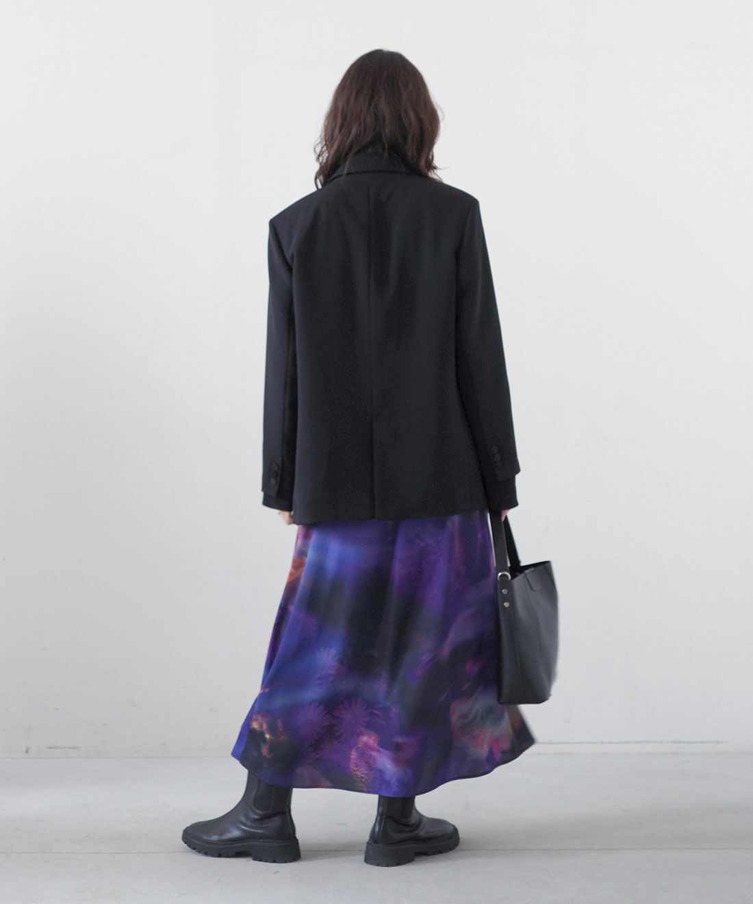 MEDE19F [メデ・ジュウキュウ]|サテンラペルジャケット〈ブラック〉と花プリントとレースのスカートセット〈ブラック＆パープル〉のコーディネート|モデル身長： 168cm　Mサイズ着用