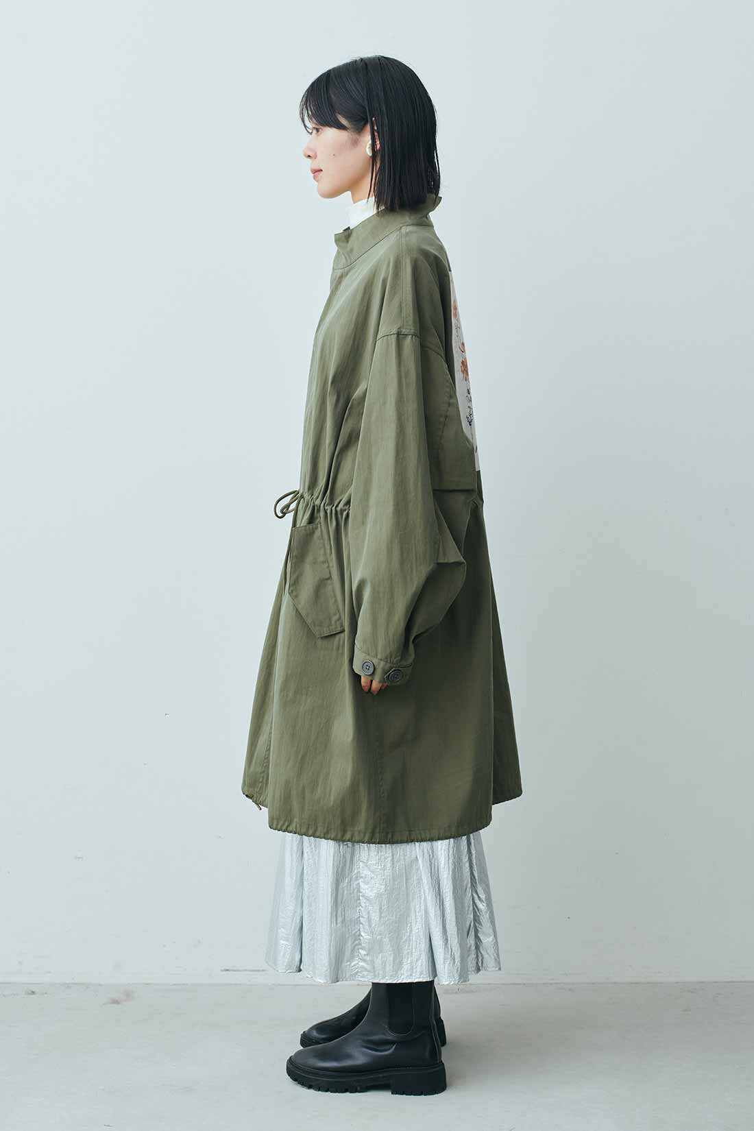 MEDE19F [メデ・ジュウキュウ]|MEDE19F　ミュルーズモダン〈「ミュルーズ染織美術館」アーカイブコレクション〉バックプリントモッズコート〈カーキ〉|モデル身長：163cm　着用サイズ：M
