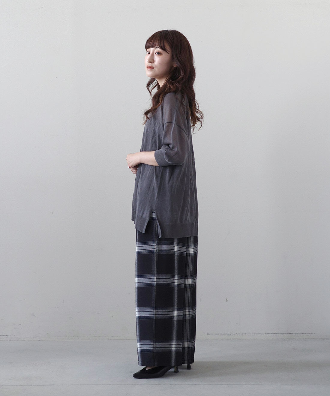 MEDE19F [メデ・ジュウキュウ]|ラップデザイン プリントチェックパンツ〈ブラック〉とチュール遣い カップ付きリブタンクトップの会と接触冷感素材 シアーニットカーディガンのコーディネート