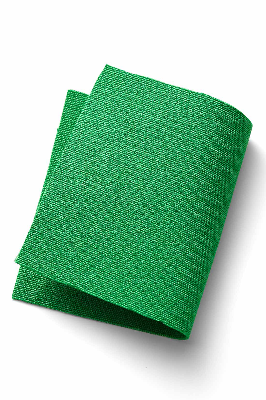 MEDE19F|MEDE19F　カラーフレアーパンツ〈グリーン〉|張りと落ち感のある、さらりとした素材。美しい発色とイージーケア性もポイント。