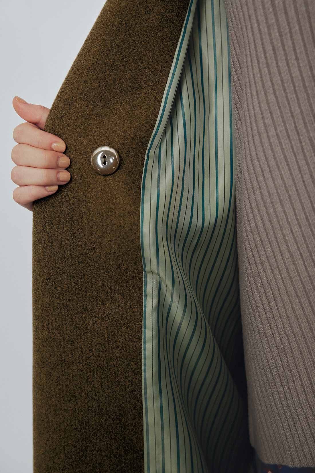 MEDE19F [メデ・ジュウキュウ]|MEDE19F　合皮を合わせたメルトン調ミリタリーコート〈カーキ〉|おさがりのジャケット裏のようなストライプの裏地をセレクト。