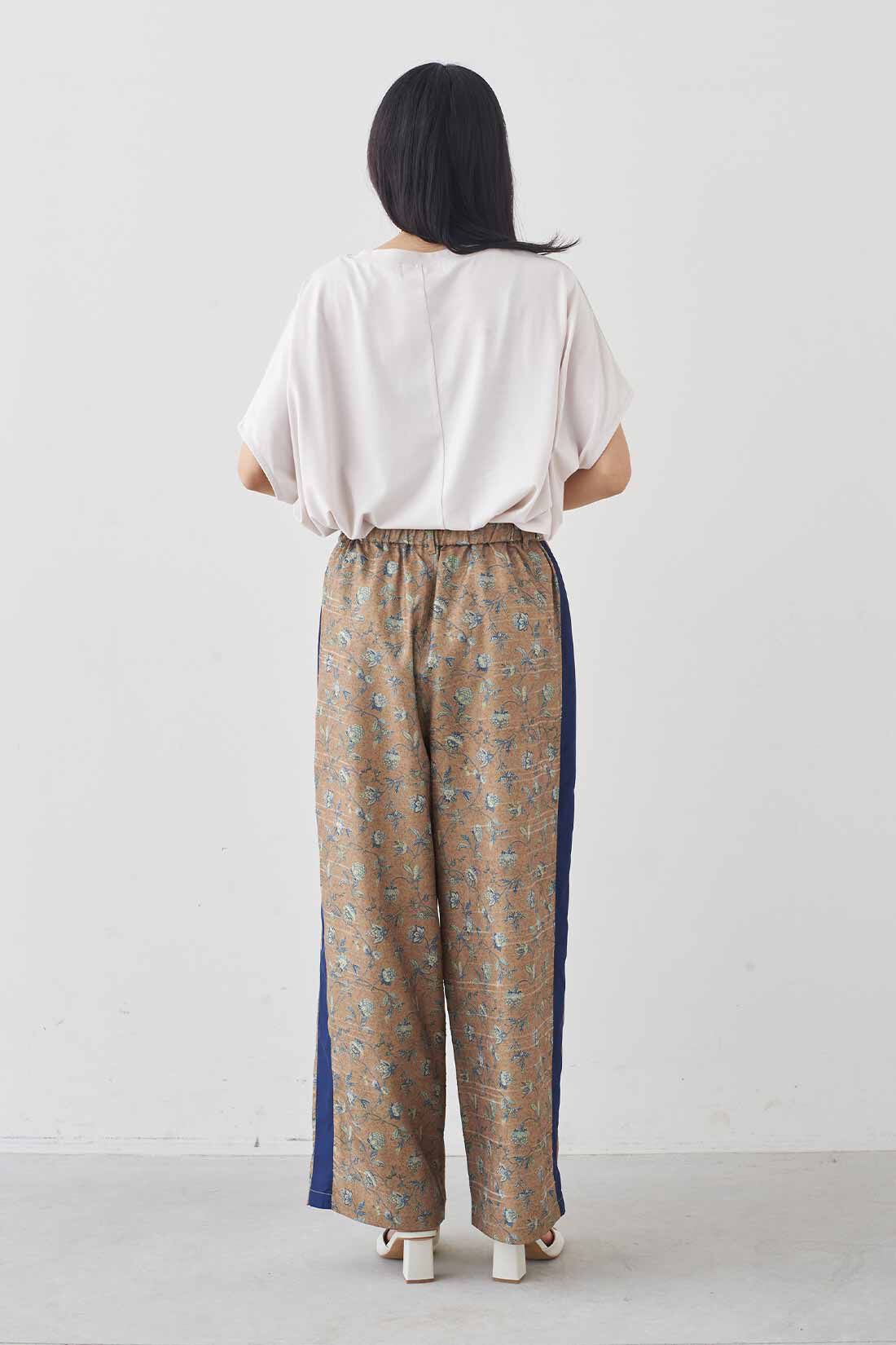 MEDE19F [メデ・ジュウキュウ]|MEDE19F　ミュルーズモダン〈「ミュルーズ染織美術館」アーカイブコレクション〉サイドラインプリントパンツ〈キャメル〉|モデル身長：163cm　着用サイズ：M