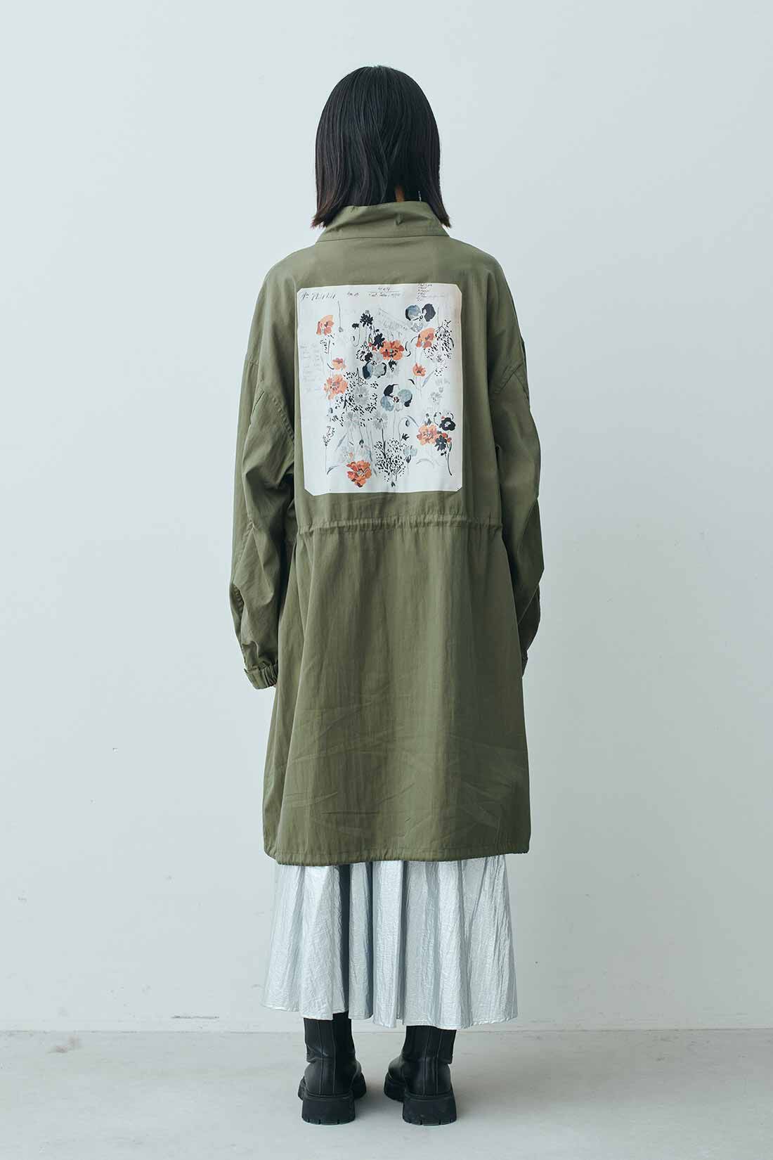MEDE19F [メデ・ジュウキュウ]|MEDE19F　ミュルーズモダン〈「ミュルーズ染織美術館」アーカイブコレクション〉バックプリントモッズコート〈カーキ〉|モデル身長：163cm　着用サイズ：M
