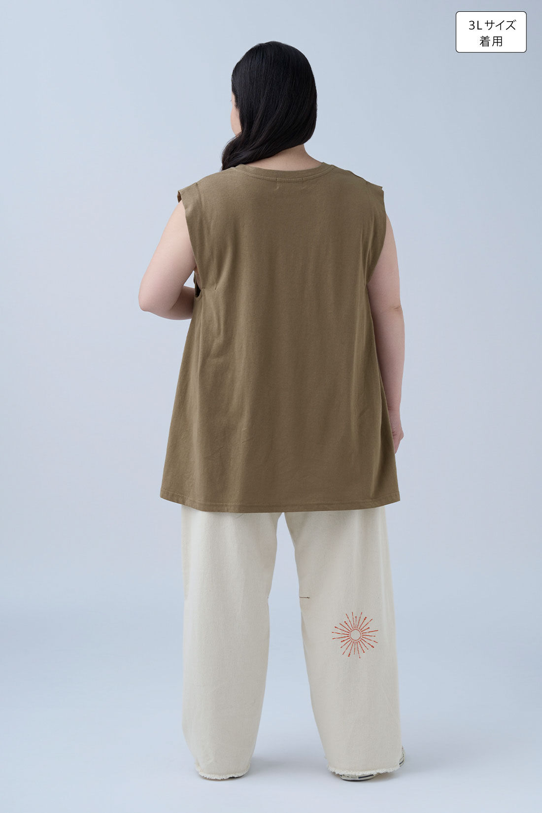 MEDE19F|タック遣い フレンチスリーブコットントップスの会とタック遣い フレンチスリーブ コットントップスの会と刺繍とプリント バレルパンツ〈オフホワイト〉のコーディネート|身長：160cm バスト：113cm ウエスト：90cm ヒップ：115cm 太ももまわり：63cm