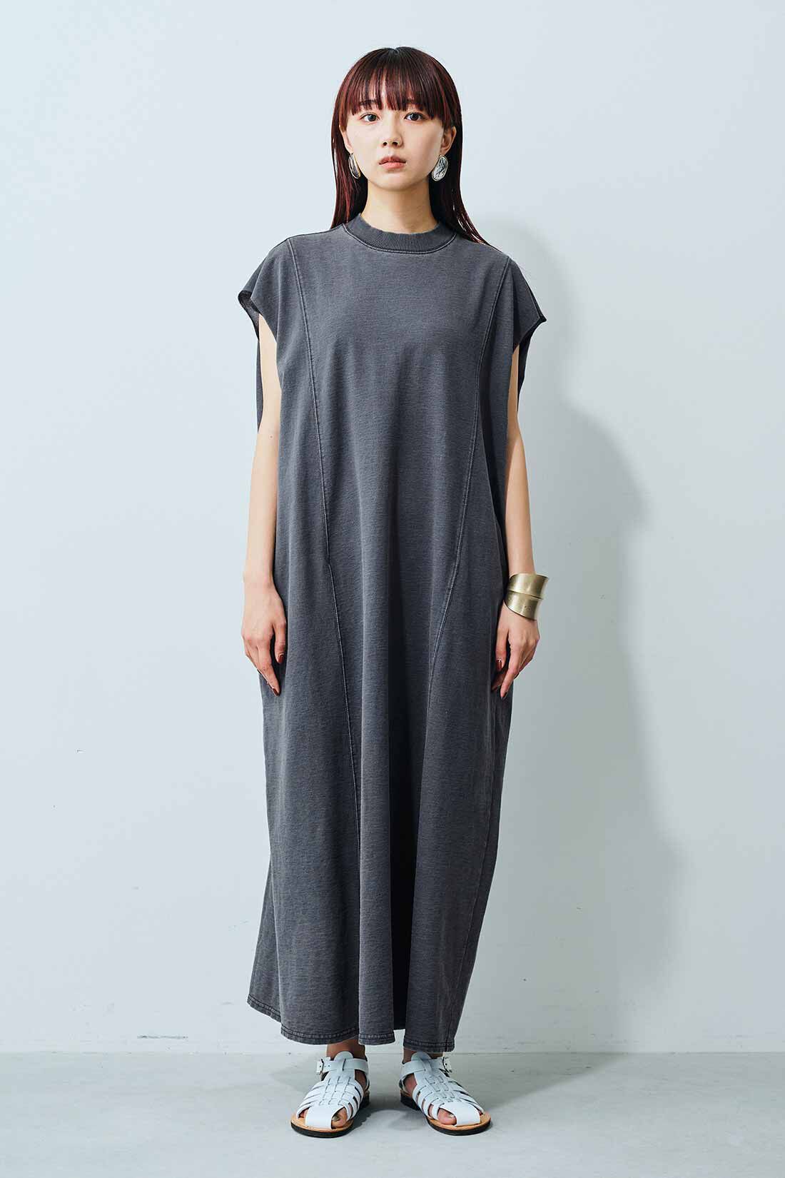 MEDE19F [メデ・ジュウキュウ]|MEDE19F ウォッシュ加工のカットソーデニムワンピース〈グレー〉|モデル身長：163cm　着用サイズ：M