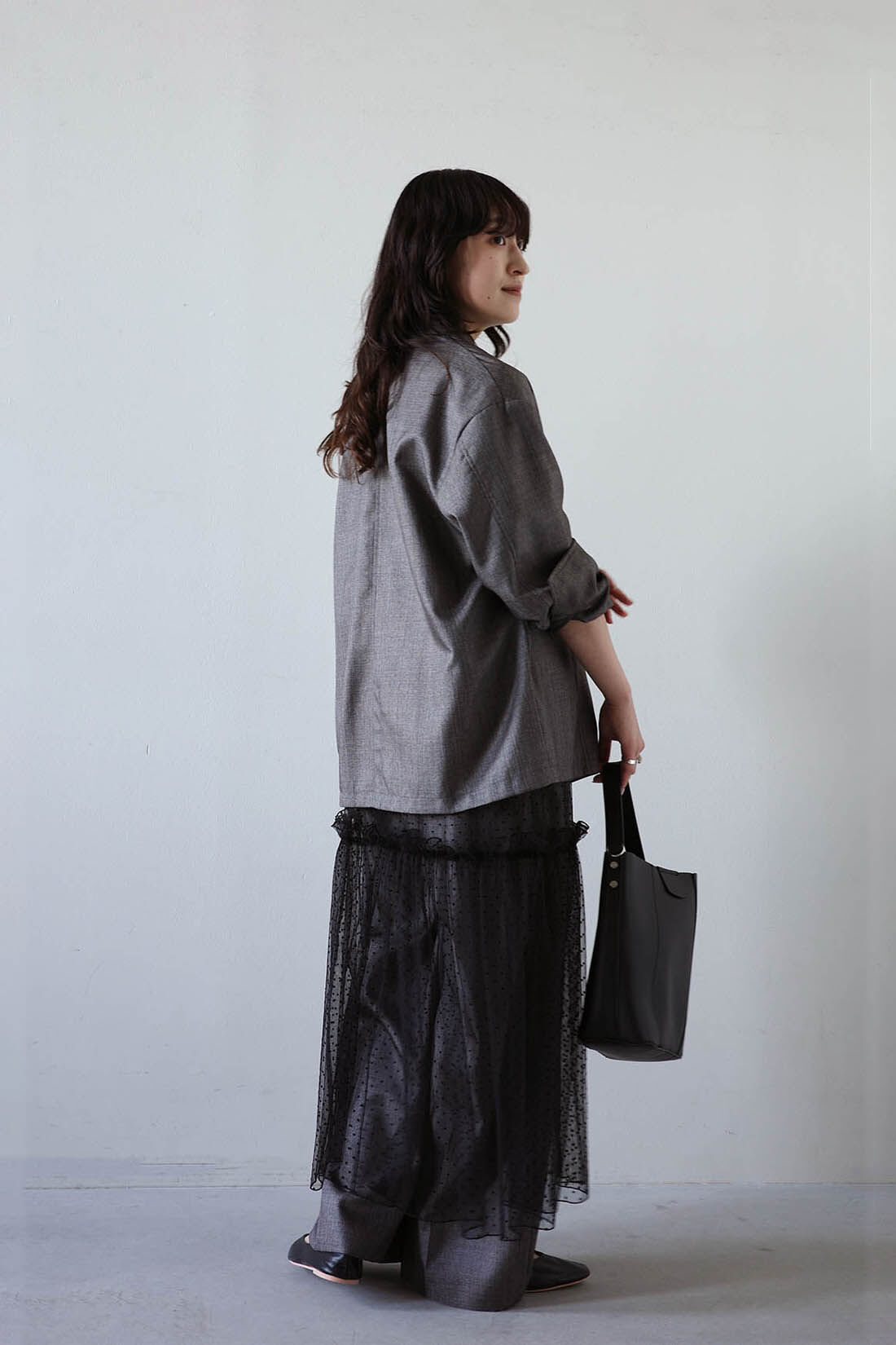 MEDE19F|シャークスキンのリラックスダブルジャケット〈シルバーチャコールグレー〉とシャークスキンのリラックスワイドスラックス〈シルバーチャコールグレー〉とMEDE19F ドットチュールオーバースカート〈ブラック〉のコーディネート|モデル身長：156cm Mサイズ着用