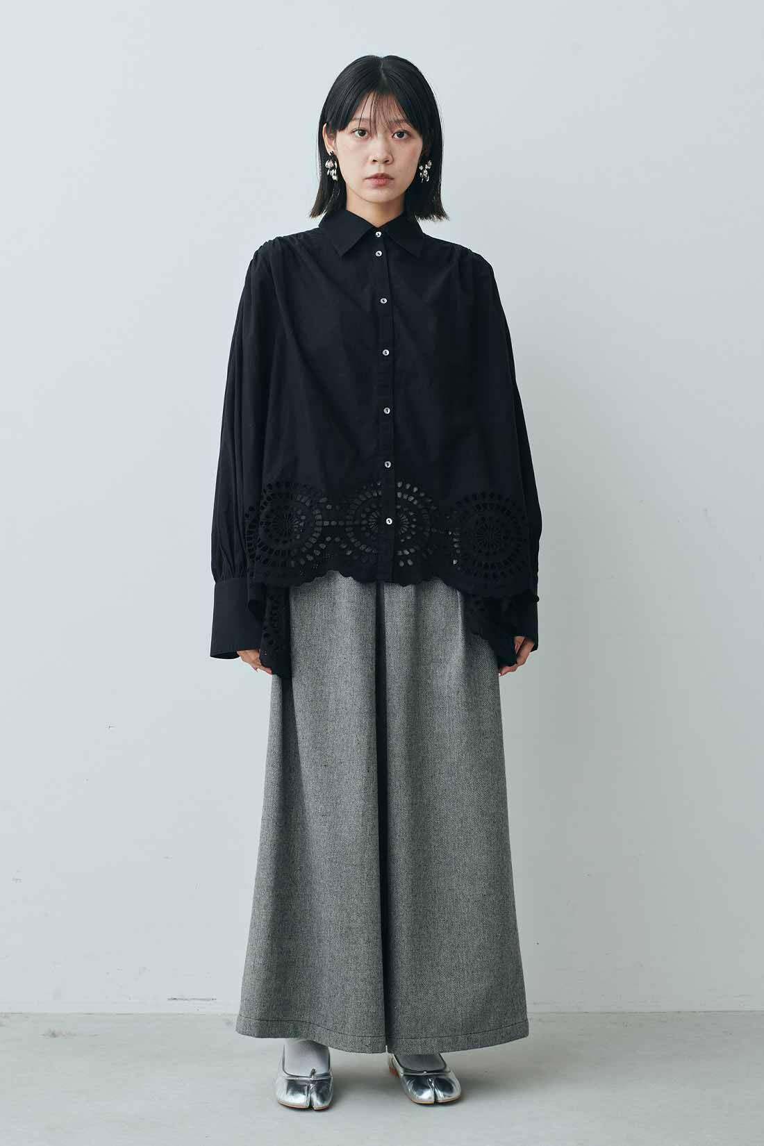 MEDE19F [メデ・ジュウキュウ]|MEDE19F　〈MADE IN INDIA COLLECTION〉シフリー刺しゅうコットンシャツ〈ブラック〉|モデル身長：163cm　着用サイズ：M