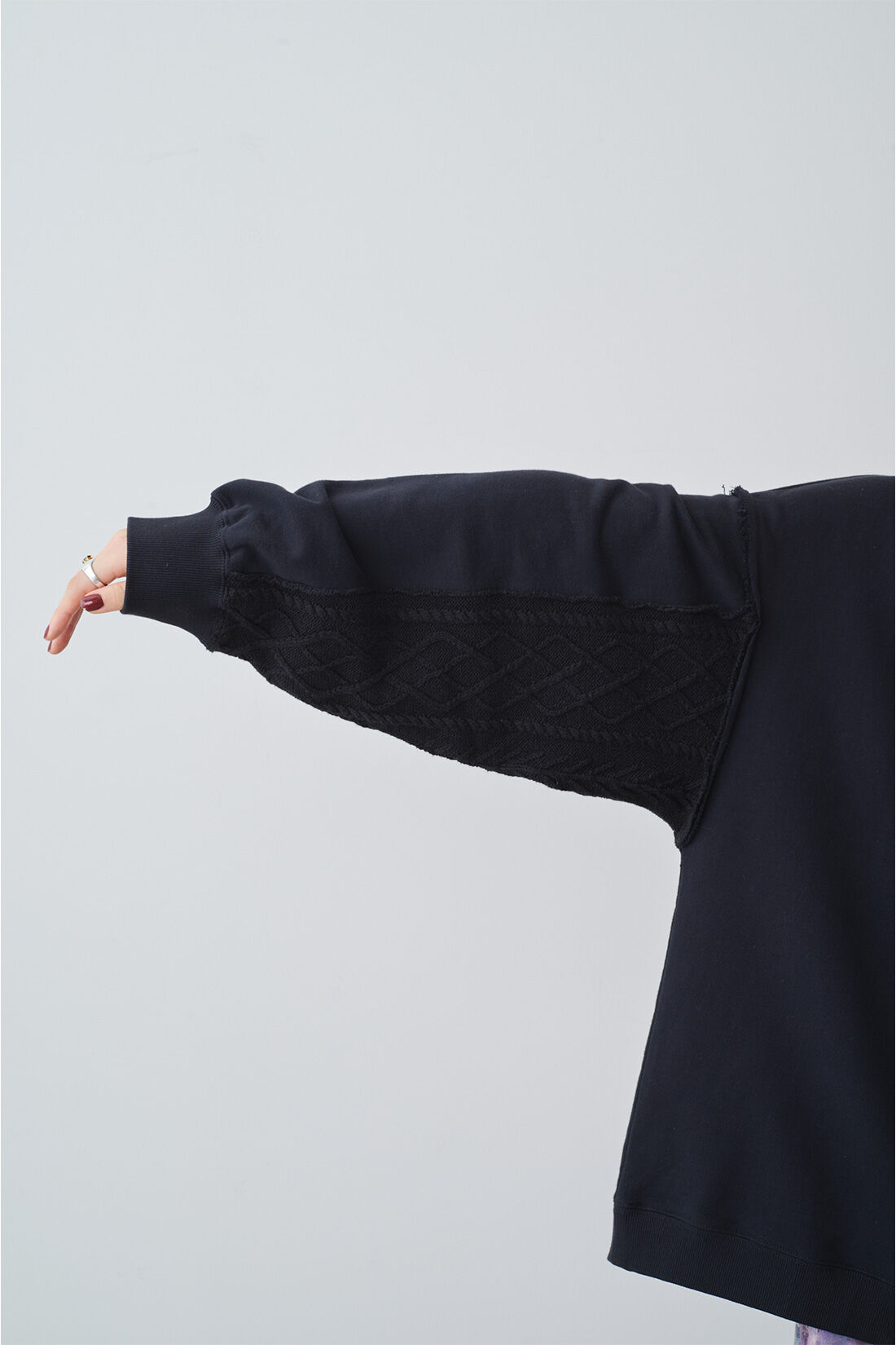 MEDE19F　オーバーサイズ袖切替えニットスウェット〈ブラック〉