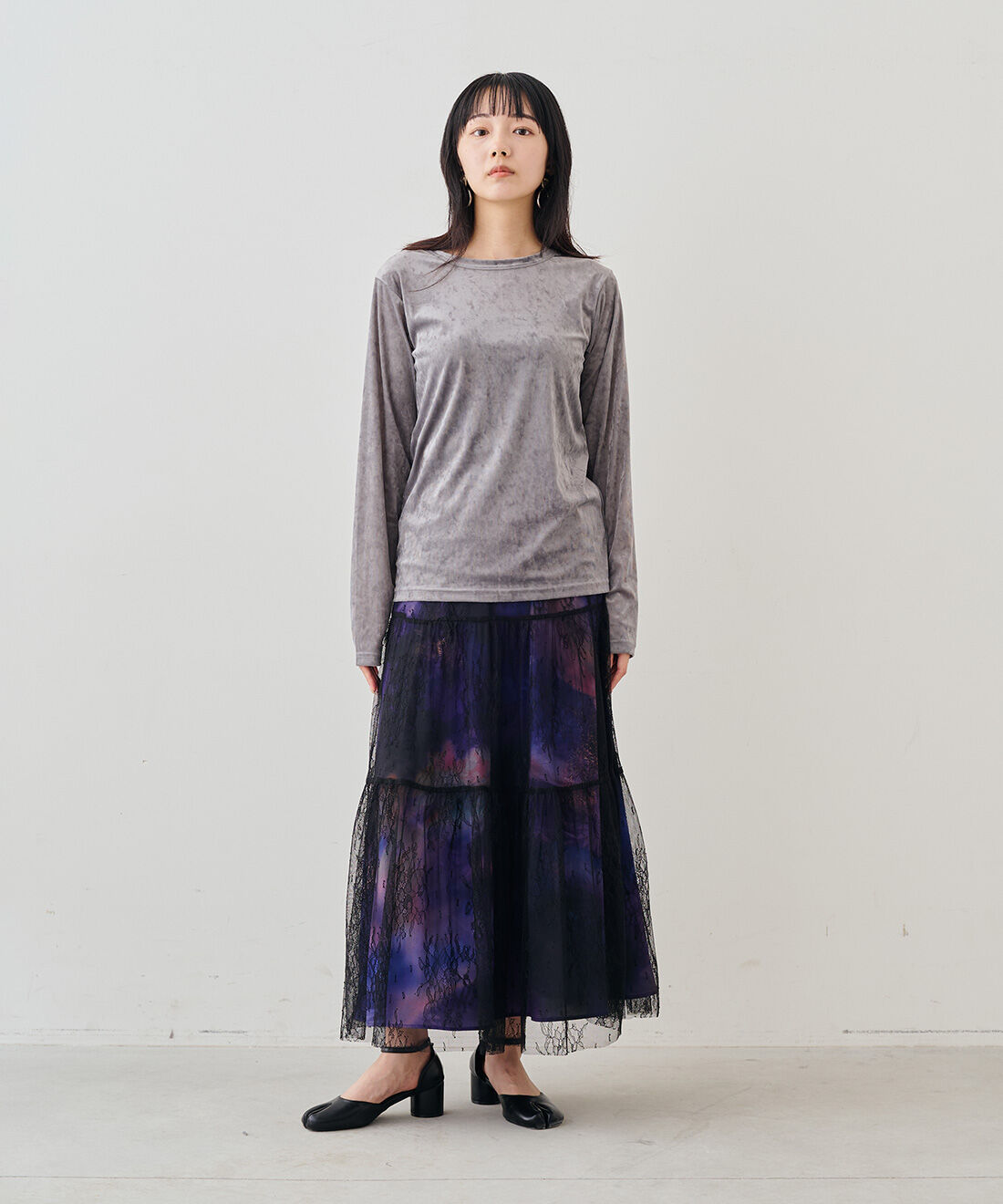 MEDE19F|クラッシュべロア調 トップスの会とクラッシュべロア調 トップスの会と花プリントとレースのスカートセット〈ブラック＆パープル〉のコーディネート
