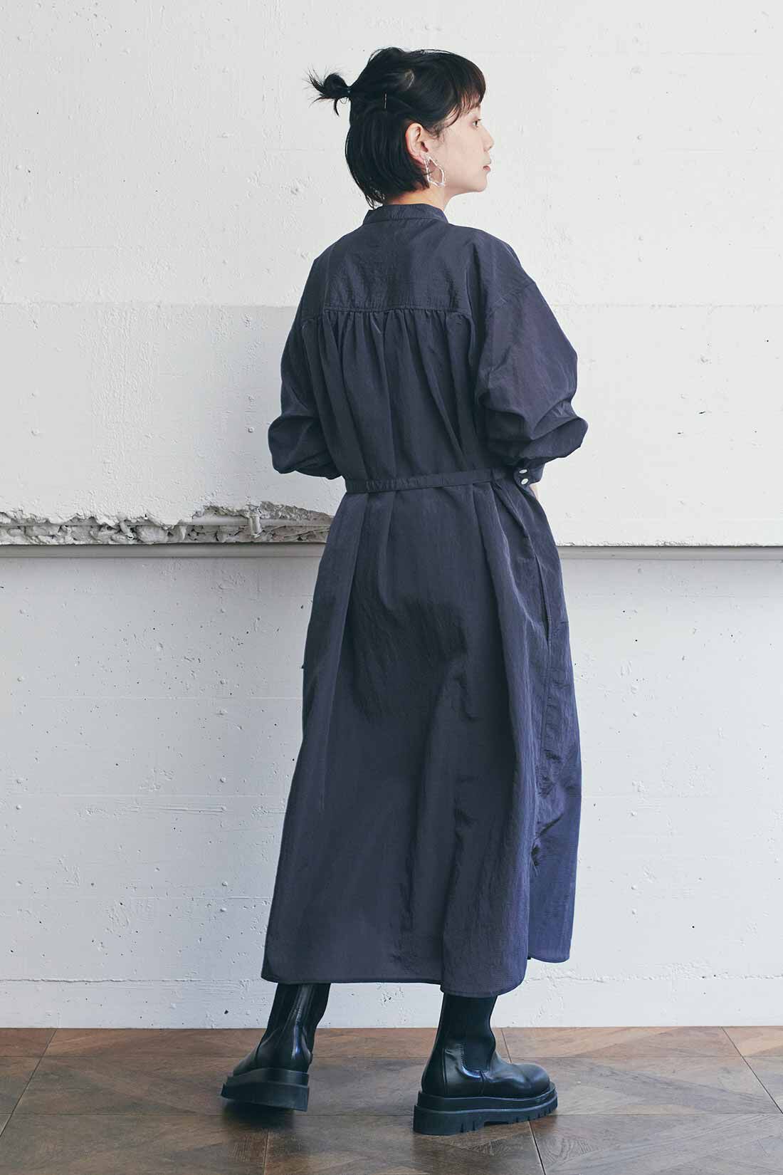 メーカー直売所 MEDE19F ナイロンリップストップのシャツワンピース〈チャコール ワンピース
