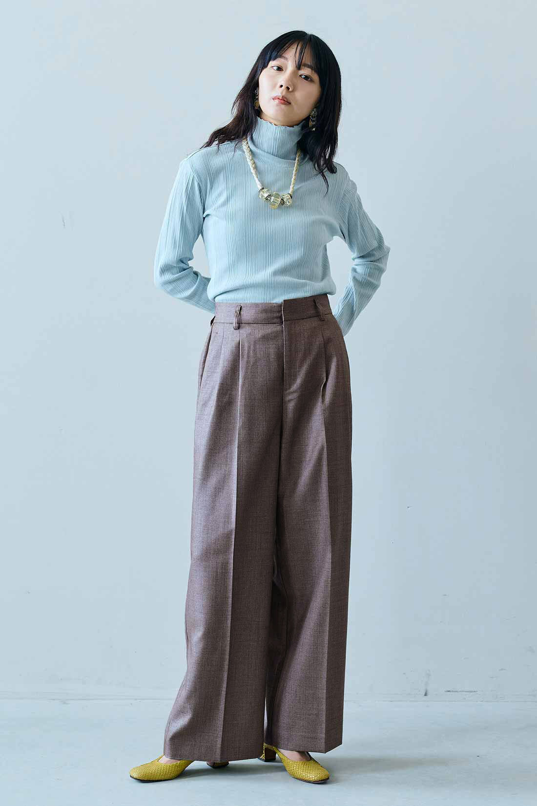 MEDE19F|MEDE19F　シャークスキンのリラックスワイドスラックス〈グレーベージュ〉|モデル身長：163cm　着用サイズ：M