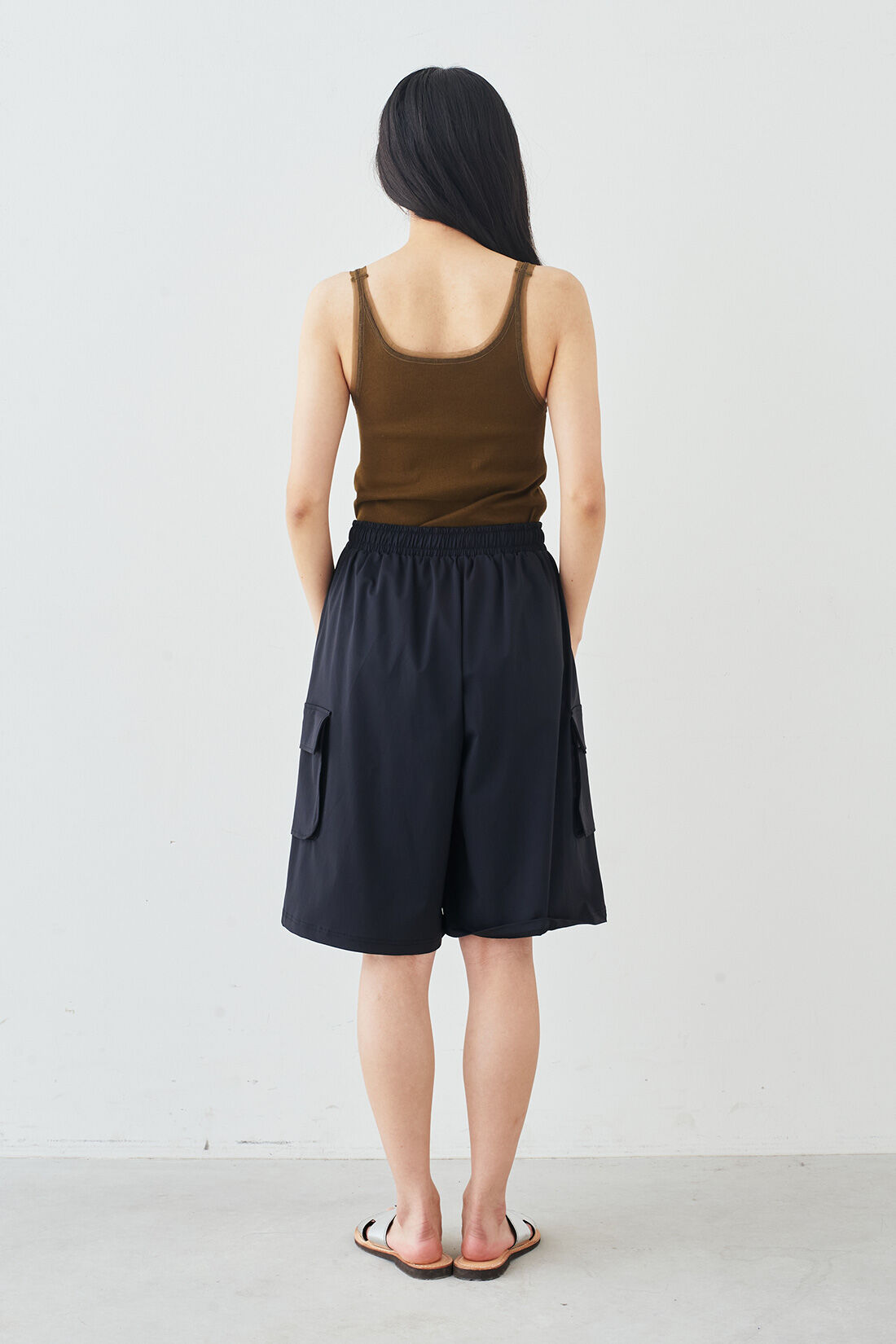 MEDE19F|MEDE19F　ラッシュガード素材でつくったミリタリーショーツ〈ブラック〉|モデル身長：163cm　着用サイズ：M