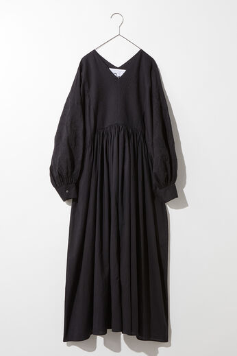 MEDE19F [メデ・ジュウキュウ] | 【MADE IN INDIA COLLECTION】モチーフ刺しゅうコットンワンピース〈ブラック〉