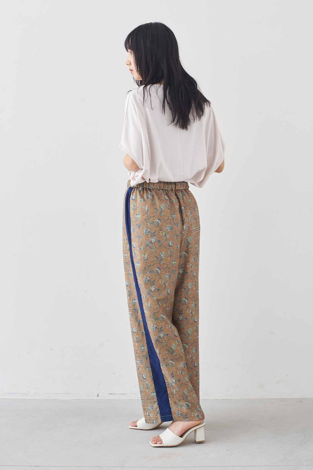 MEDE19F [メデ・ジュウキュウ]|MEDE19F　ミュルーズモダン〈「ミュルーズ染織美術館」アーカイブコレクション〉サイドラインプリントパンツ〈キャメル〉|モデル身長：163cm　着用サイズ：M