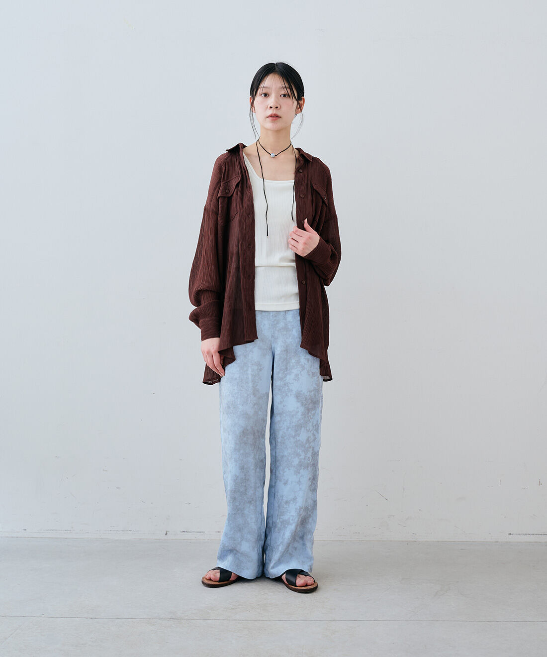 MEDE19F [メデ・ジュウキュウ]|シアーウエスタンシャツ〈ブラウン〉とヴィンテージビーズロングチョーカーとEDER SHOES 1542 NERO / 13のコーディネート