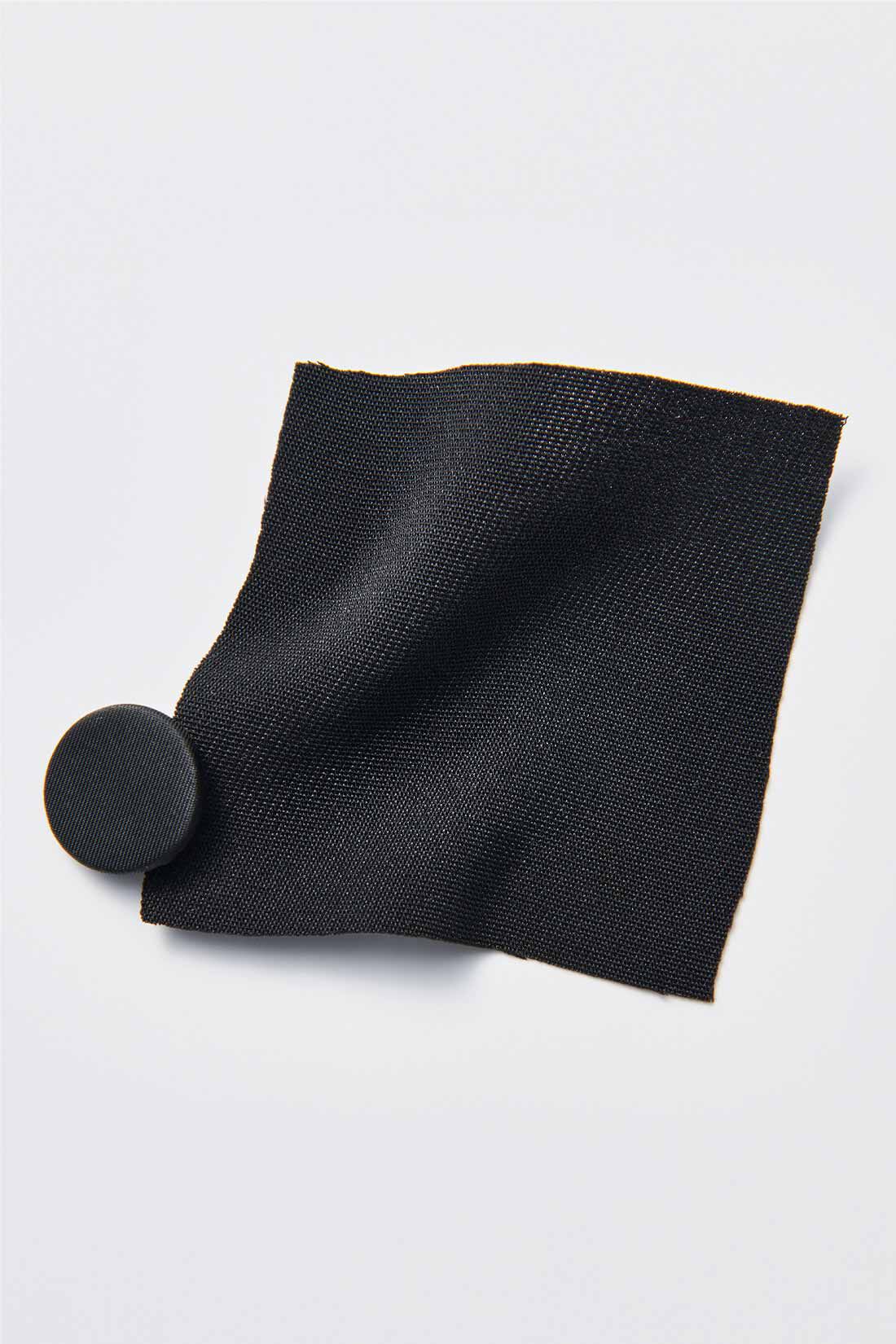MEDE19F|MEDE19F　高山都さんコラボ スリーブレスジャケット〈ブラック〉|マットな光沢が上品なポリエステルのダブルクロス素材。しわが気になりにくくケアも簡単。