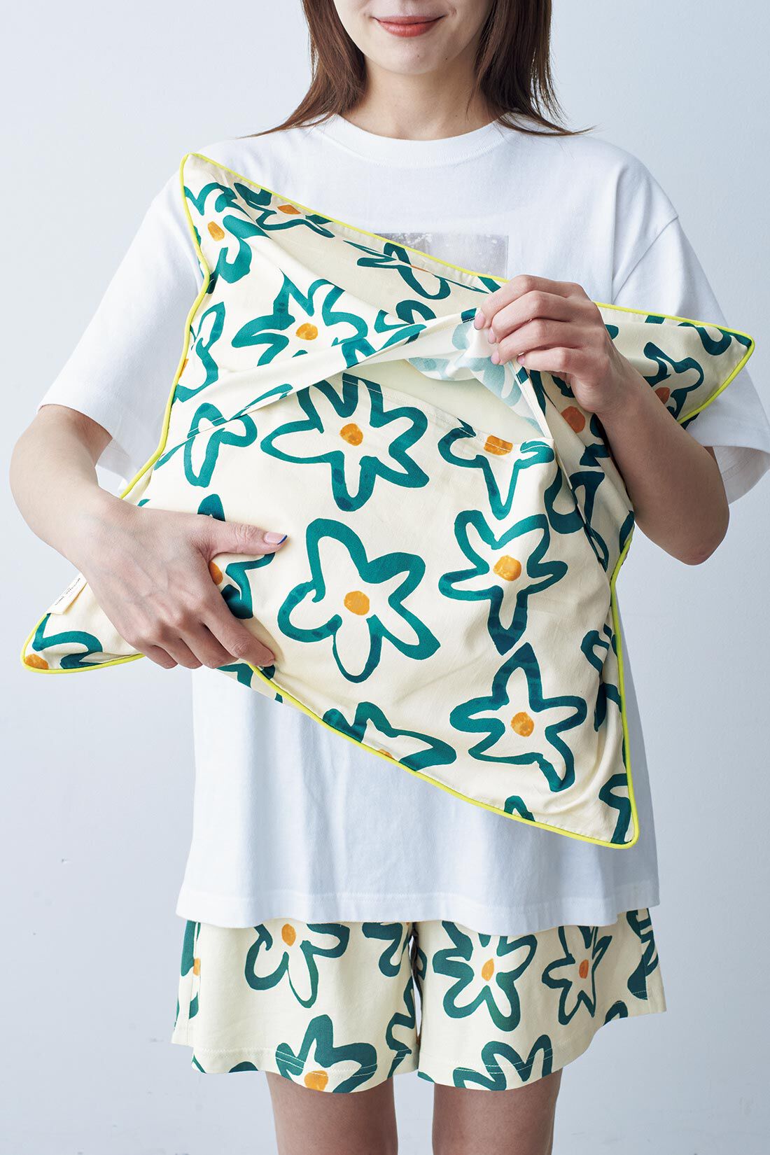 MEDE19F [メデ・ジュウキュウ]|MEDE19F　夏の花クッションカバー〈アイボリー〉