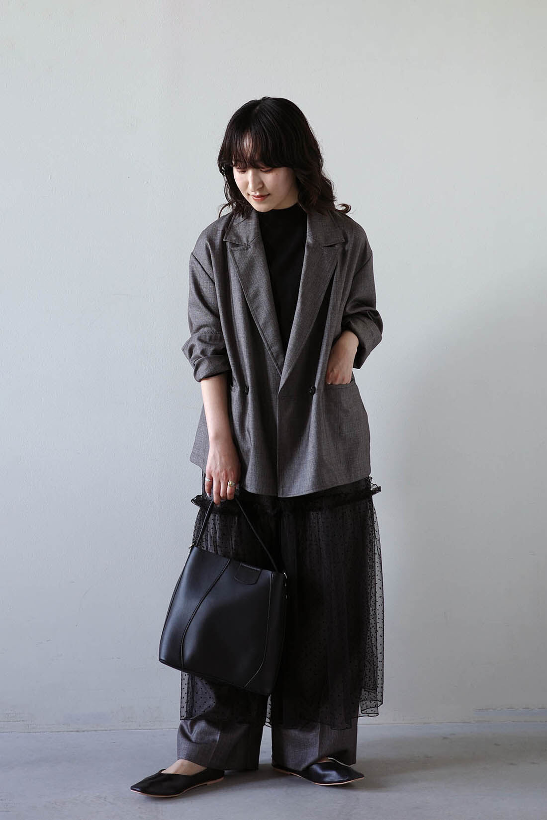 MEDE19F|シャークスキンのリラックスダブルジャケット〈シルバーチャコールグレー〉とシャークスキンのリラックスワイドスラックス〈シルバーチャコールグレー〉とMEDE19F ドットチュールオーバースカート〈ブラック〉のコーディネート|モデル身長：156cm Mサイズ着用