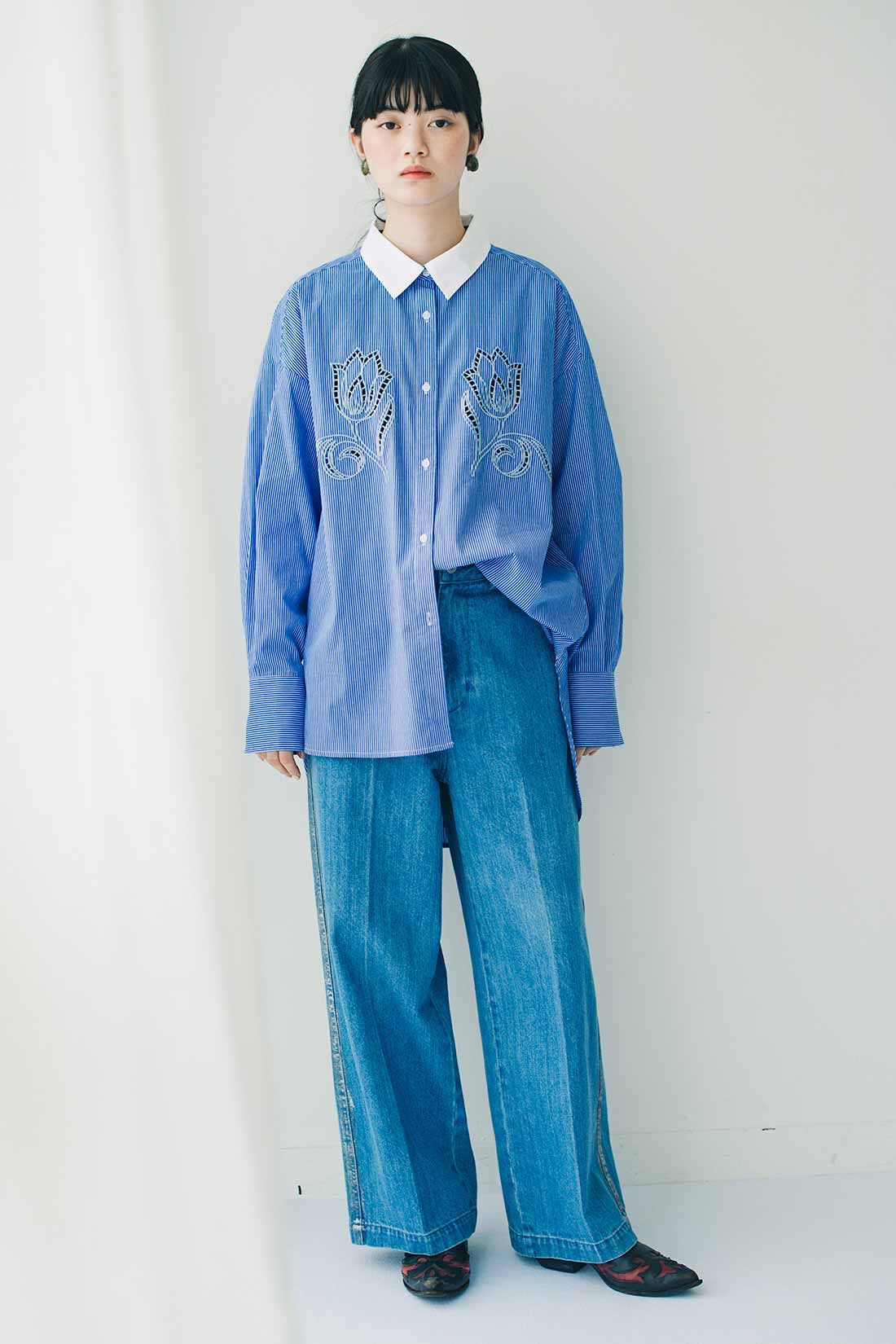 MEDE19F [メデ・ジュウキュウ]|MEDE19F　カットワーク刺しゅう遣いのクレリックシャツ〈ブルーストライプ〉