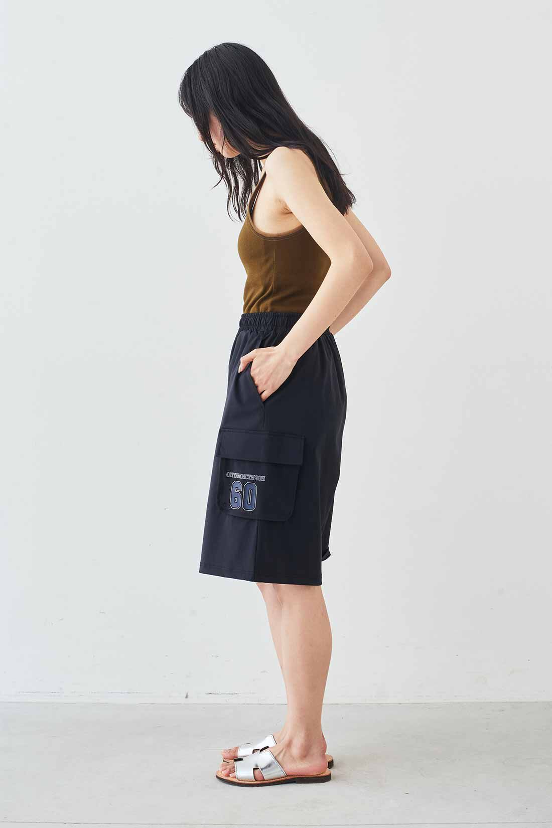 MEDE19F|MEDE19F　ラッシュガード素材でつくったミリタリーショーツ〈ブラック〉|モデル身長：163cm　着用サイズ：M