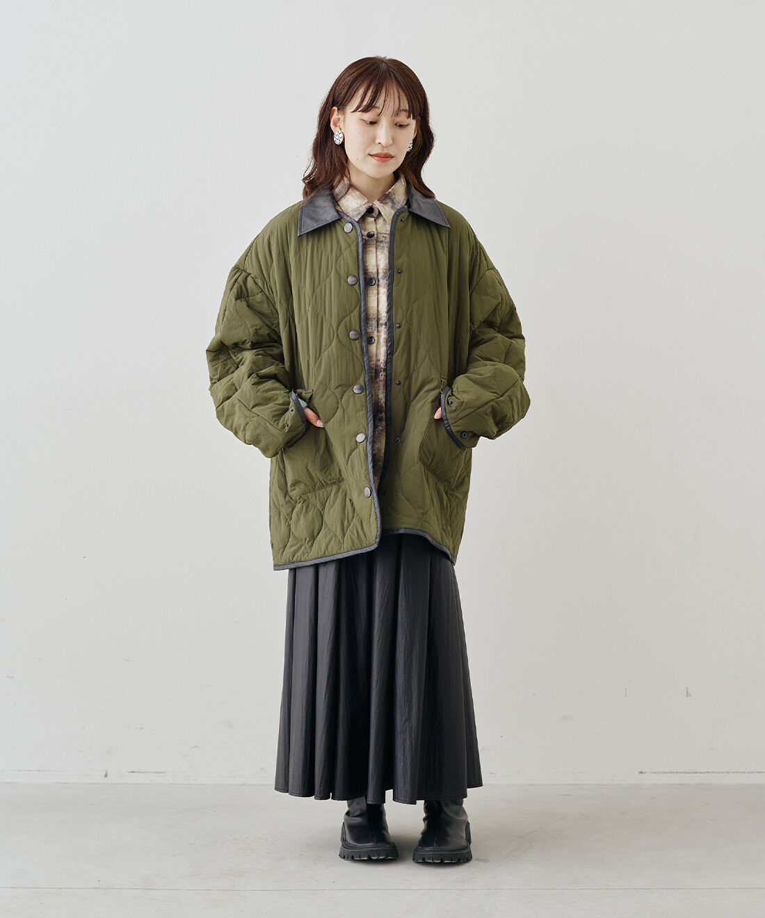 MEDE19F [メデ・ジュウキュウ]|テントシルエット オーバーサイズキルティングジャケット〈カーキ〉とヘイジーチェックシャツ〈ブラウン〉とコーティング素材 ギャザースカートのコーディネート