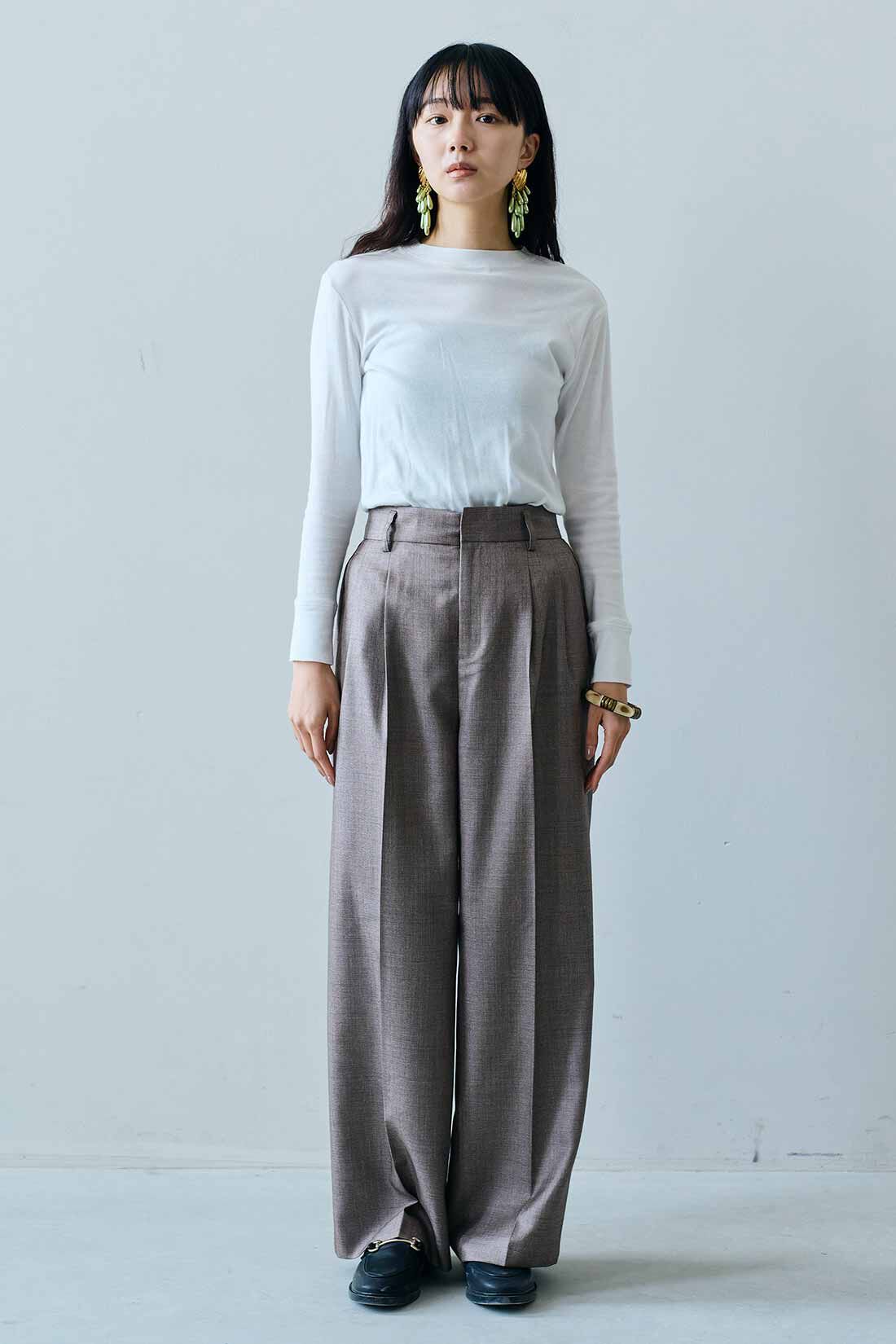 MEDE19F|MEDE19F　シャークスキンのリラックスワイドスラックス〈グレーベージュ〉|モデル身長：163cm　着用サイズ：M