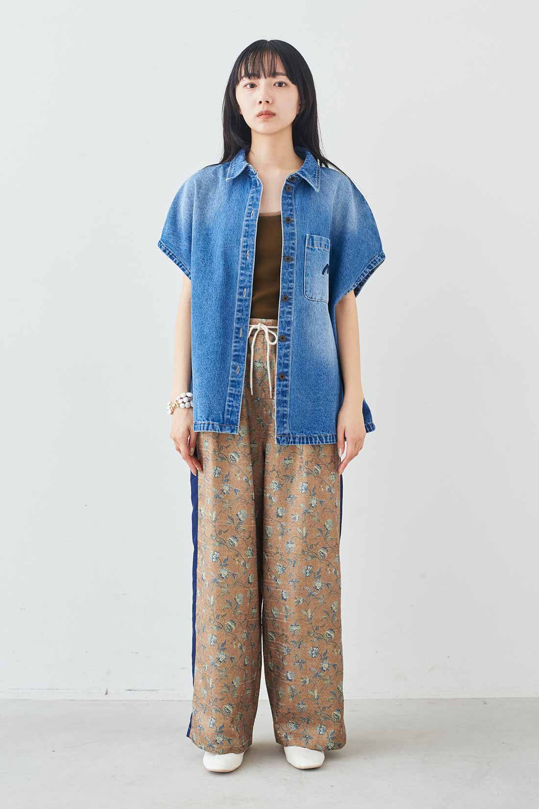 MEDE19F [メデ・ジュウキュウ]|MEDE19F　ステッチ刺繍のあるオーバーサイズデニムシャツ〈ブルー〉|モデル身長：163cm　着用サイズ：M