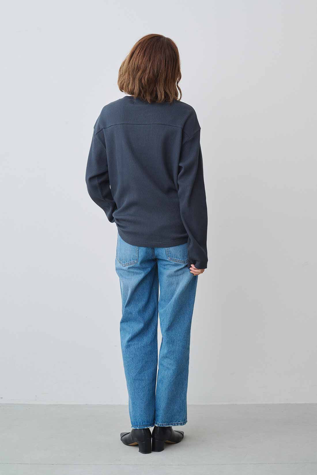 MEDE19F [メデ・ジュウキュウ]|MEDE19F　さがら刺しゅうの裏起毛ワッフルTシャツ〈チャコールグレー〉|モデル身長：163cm　着用サイズ：M