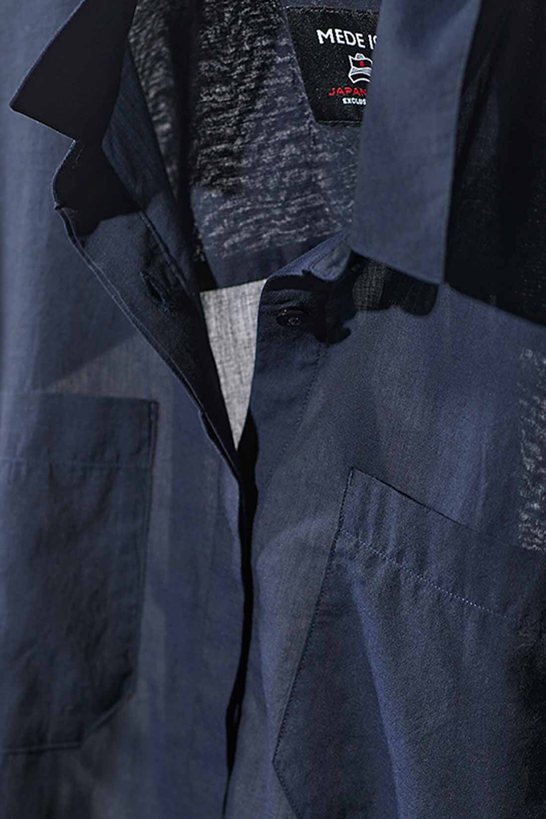 MEDE19F|MEDE19F　日陰をまとうオーバーサイズシャツ〈ダークネイビー〉|綿100％で繊細な趣のある“ハケ目”生地。高密度な織りで薄手ながら張りがあり、透け感も上品。洗いざらしのまま着てもいい雰囲気です。
