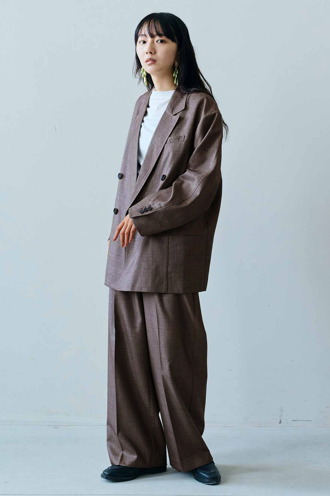 MEDE19F|MEDE19F　シャークスキンのリラックスワイドスラックス〈グレーベージュ〉|モデル身長：163cm　着用サイズ：M