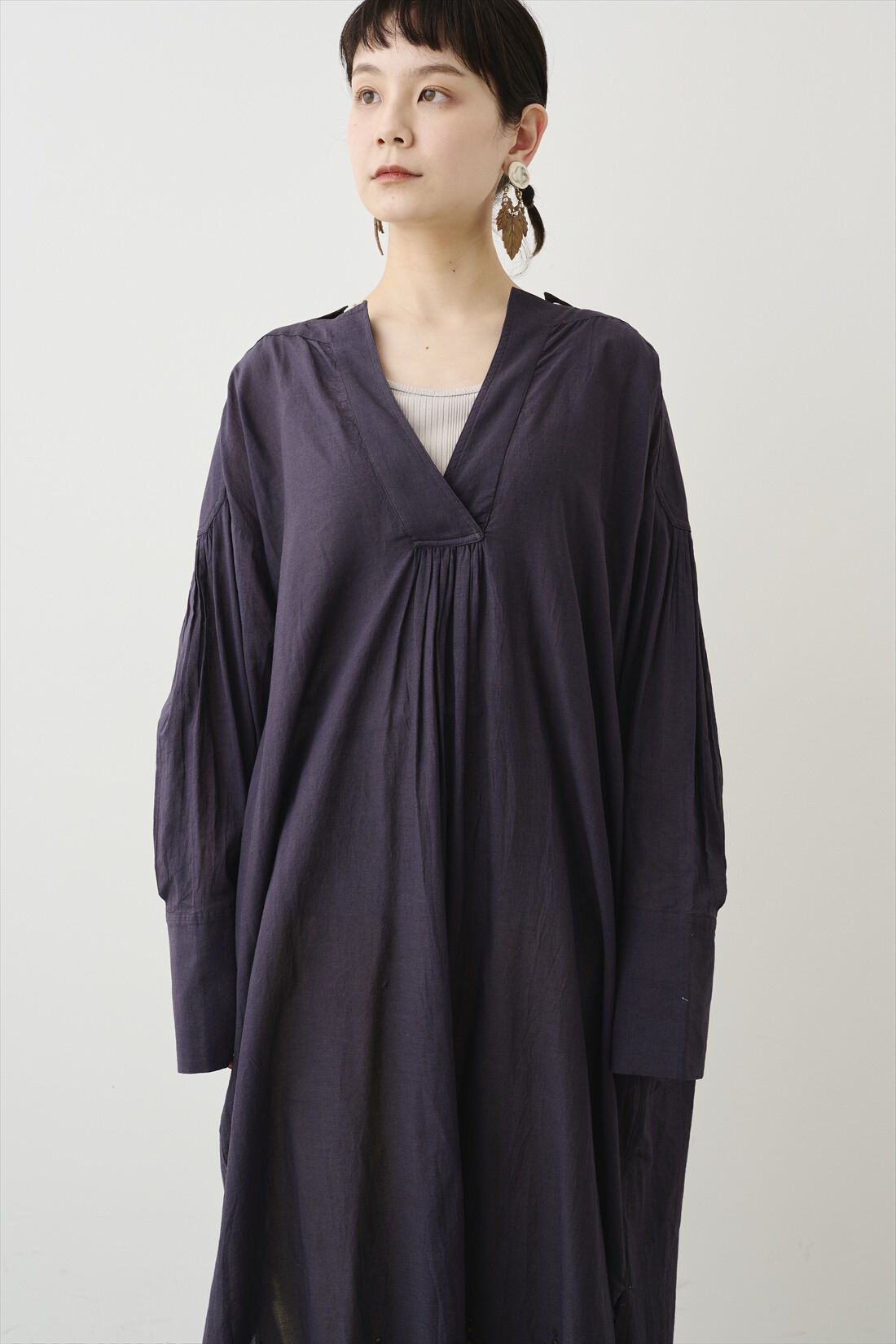 MEDE19F|【WEB限定】〈MADE IN INDIA COLLECTION〉MEDE19F　カットワーク刺しゅうをほどこしたインドコットンワンピース〈チャコールグレー〉