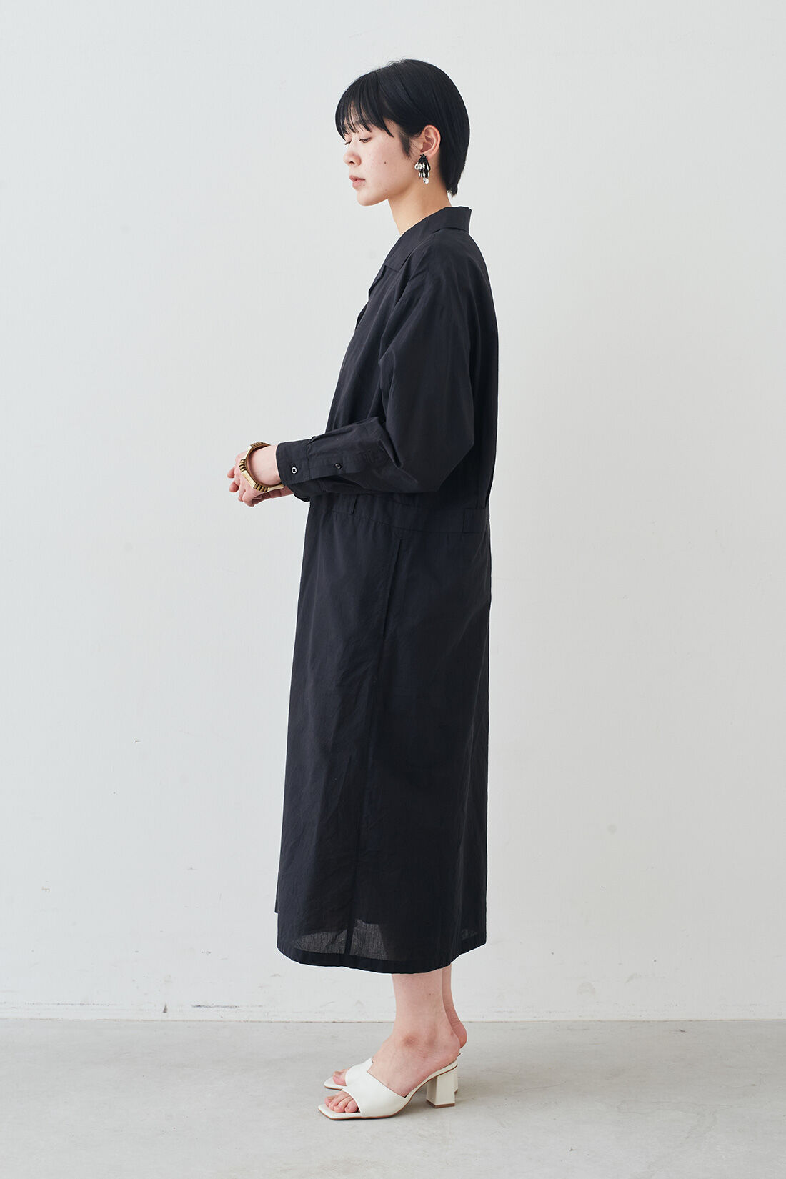 MEDE19F [メデ・ジュウキュウ]|MEDE19F　日陰をまとうシャツコートワンピース〈ブラック〉|モデル身長：163cm　着用サイズ：M