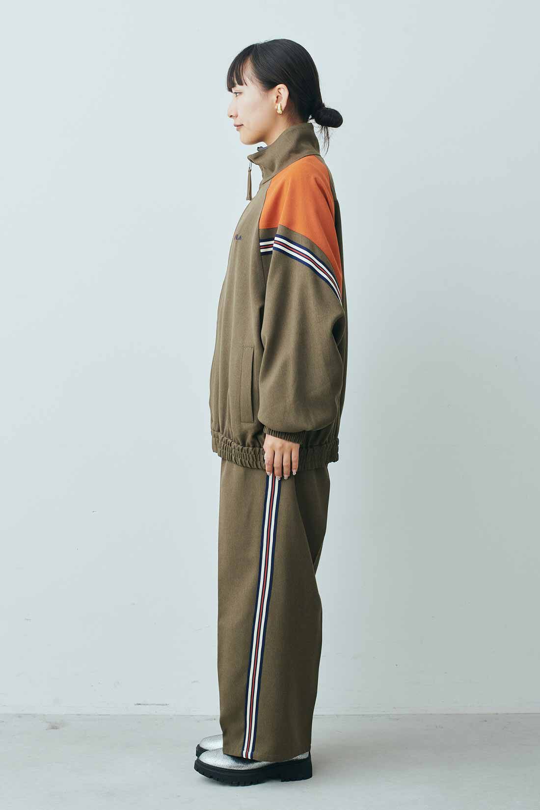 MEDE19F [メデ・ジュウキュウ]|MEDE19F　FILA for MEDE19F 大人も着られるトラックブルゾン〈ミリタリーカーキ〉|モデル身長：158cm　着用サイズ：M