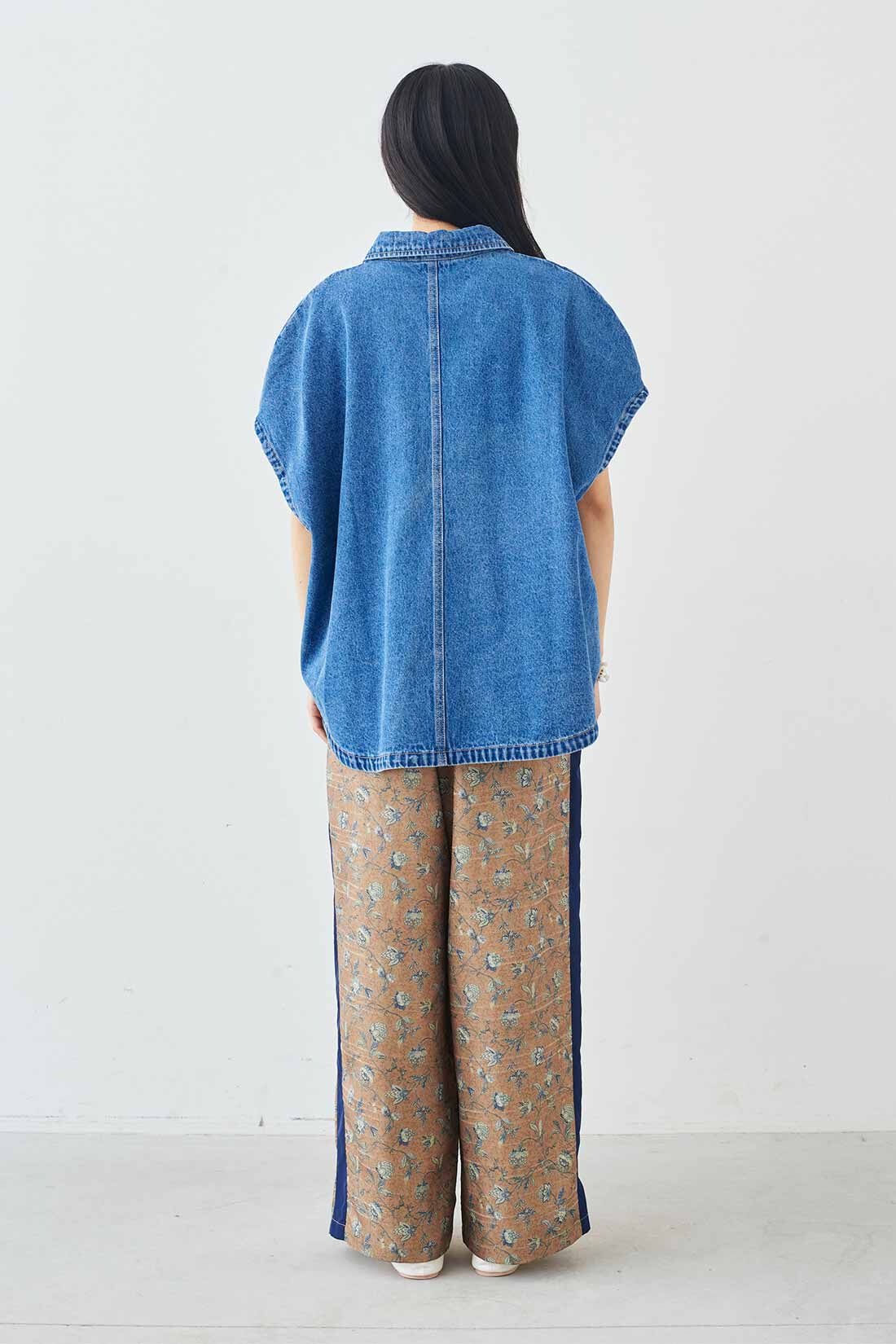 MEDE19F [メデ・ジュウキュウ]|MEDE19F　ステッチ刺繍のあるオーバーサイズデニムシャツ〈ブルー〉|モデル身長：163cm　着用サイズ：M