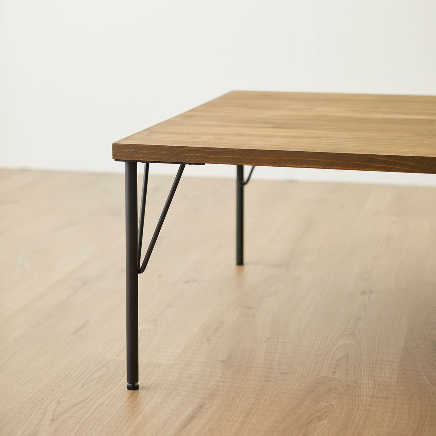 フェリシモ女子DIY部ダイレクト便|スチールローテーブル脚　黒　1本|無装飾の木材にもマッチするシンプルなデザインです。