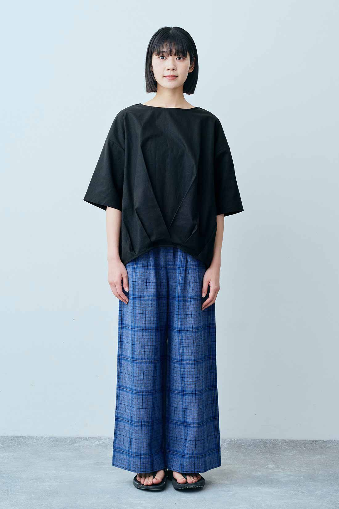 THREE FIFTY STANDARD［スリーフィフティースタンダード］|リネンコットン タックデザインプルオーバー〈ブラック〉のコーディネート|モデル身長：163cm 着用サイズ：M