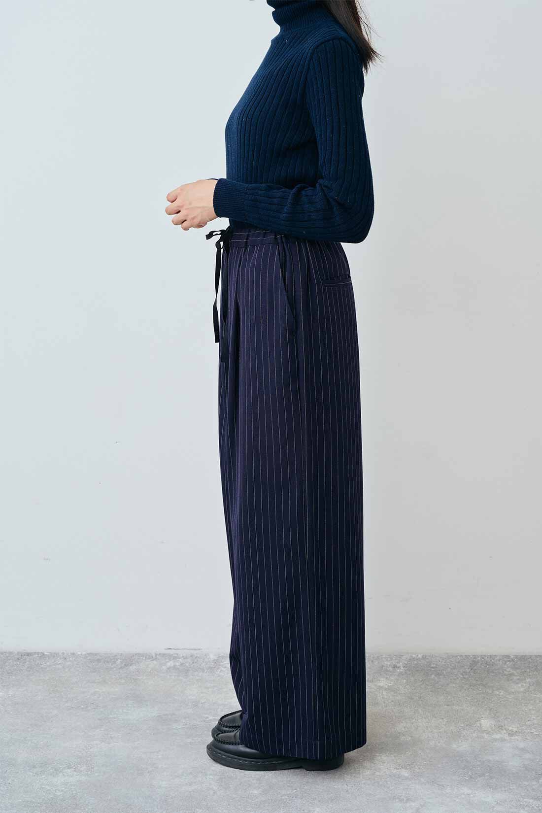 THREE FIFTY STANDARD ピンストライプのワイドパンツ〈ネイビー〉