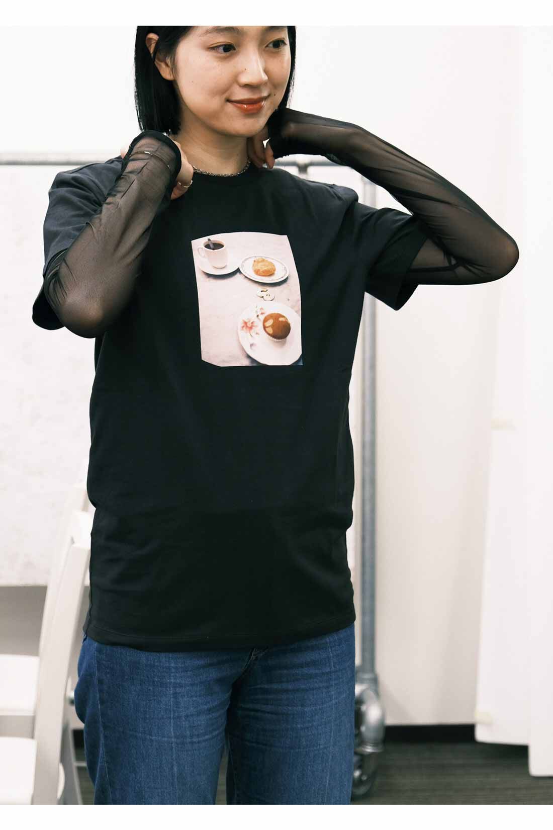THREE FIFTY STANDARD［スリーフィフティースタンダード］|THREE FIFTY STANDARD 小谷 実由さんと作った 想い出のフォトTシャツ〈チャコールグレー〉|試作サンプルのフィッティングと調整を何度も繰り返して、着まわしがきき、毎日着られる理想のデザインに仕上げました。