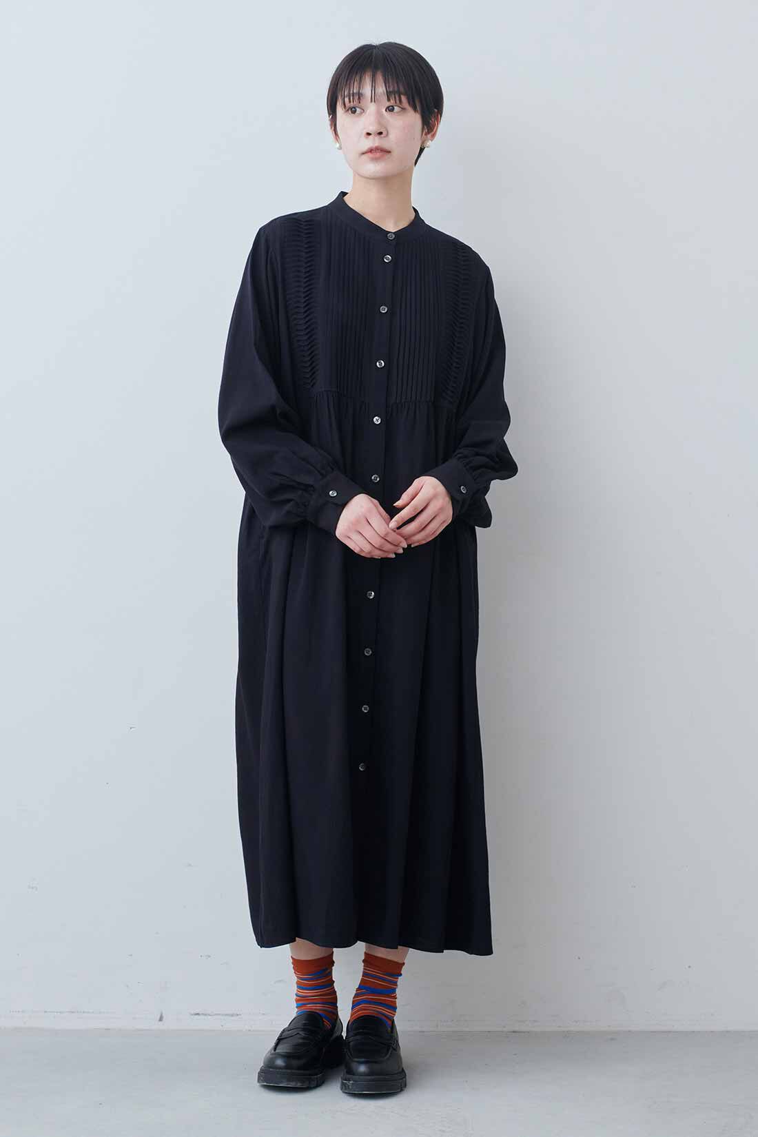 THREE FIFTY STANDARD［スリーフィフティースタンダード］|THREE FIFTY STANDARD　ピンタックのワンピース〈ブラック〉|モデル身長：163cm　着用サイズ：M