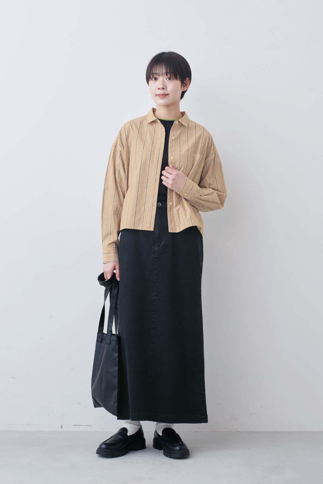 THREE FIFTY STANDARD［スリーフィフティースタンダード］|THREE FIFTY STANDARD　シックなウォッシュドブラックデニムのスカート|モデル身長：163cm　着用サイズ：M