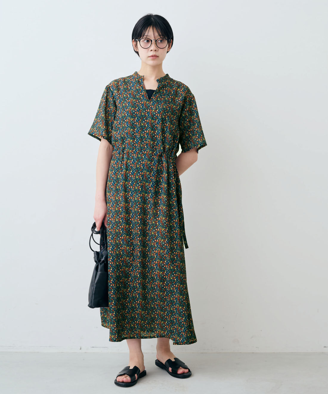 THREE FIFTY STANDARD［スリーフィフティースタンダード］|THREE FIFTY STANDARD　ミュルーズモダン　シルエットを変えられる ヴィンテージプリントワンピース〈ネイビー〉|モデル身長：163cm　着用サイズ：M