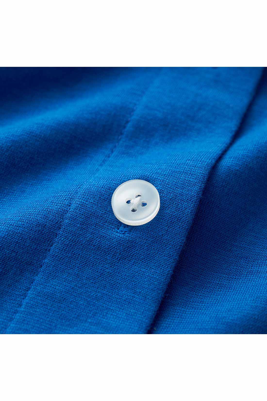 THREE FIFTY STANDARD［スリーフィフティースタンダード］|THREE FIFTY STANDARD コットン素材のクルーネックカーディガン〈ブルー〉|強い撚りをかけた糸で編み上げた綿100％の天竺（じく）生地で、シャリッとさわやかな着心地にこだわって作りました。上品な光沢のあるボタンがアクセント。