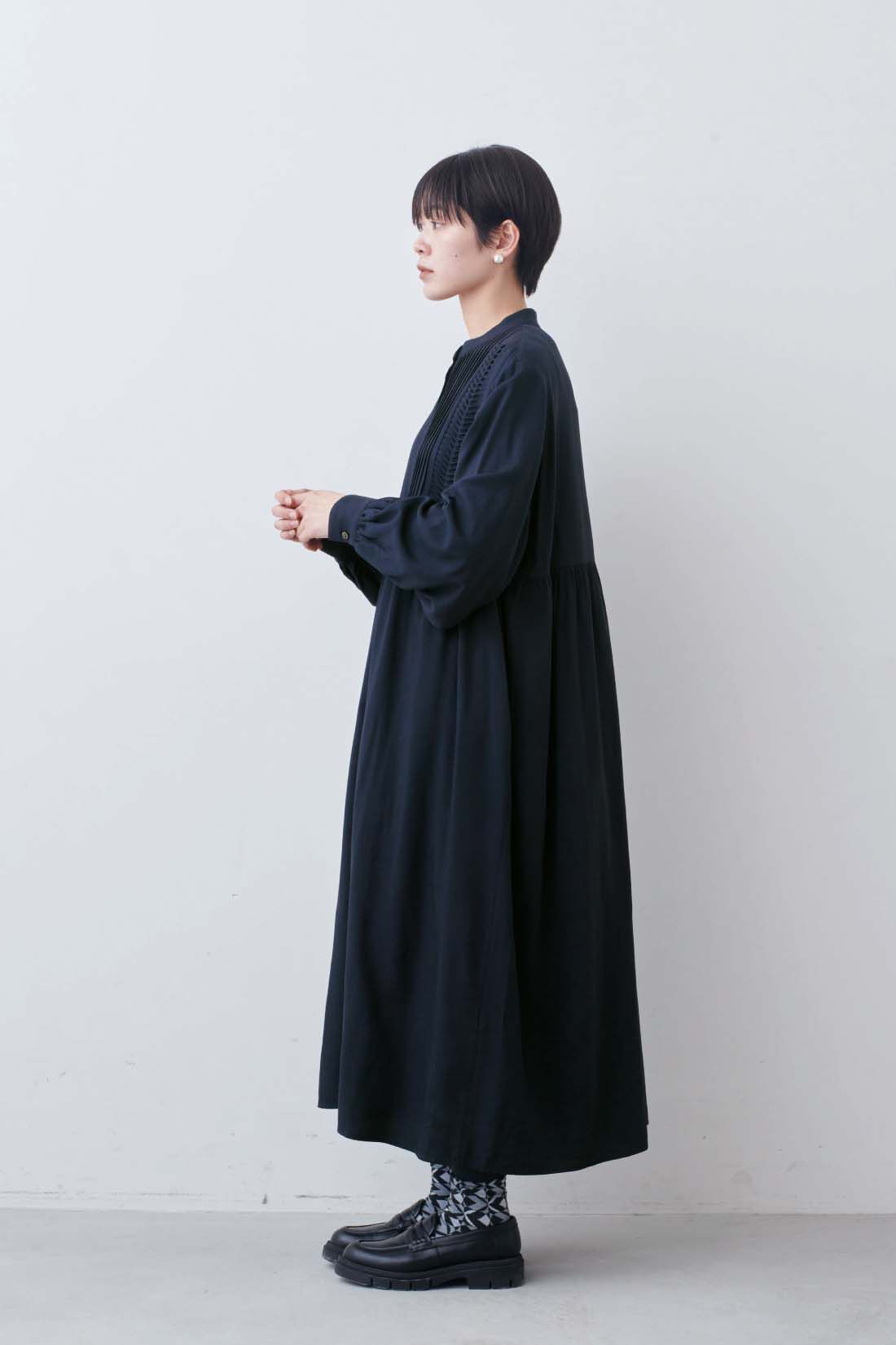 THREE FIFTY STANDARD［スリーフィフティースタンダード］|THREE FIFTY STANDARD　ピンタックのワンピース 〈ネイビー〉|モデル身長：163cm　着用サイズ：M