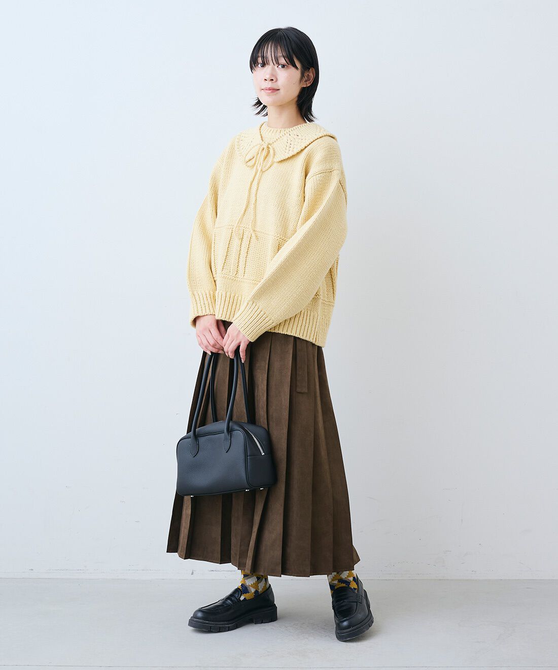 THREE FIFTY STANDARD［スリーフィフティースタンダード］|小谷実由さんと作ったローゲージニット〈クリーム〉とスウェード調プリーツ スカート〈ブラウン〉のコーディネート