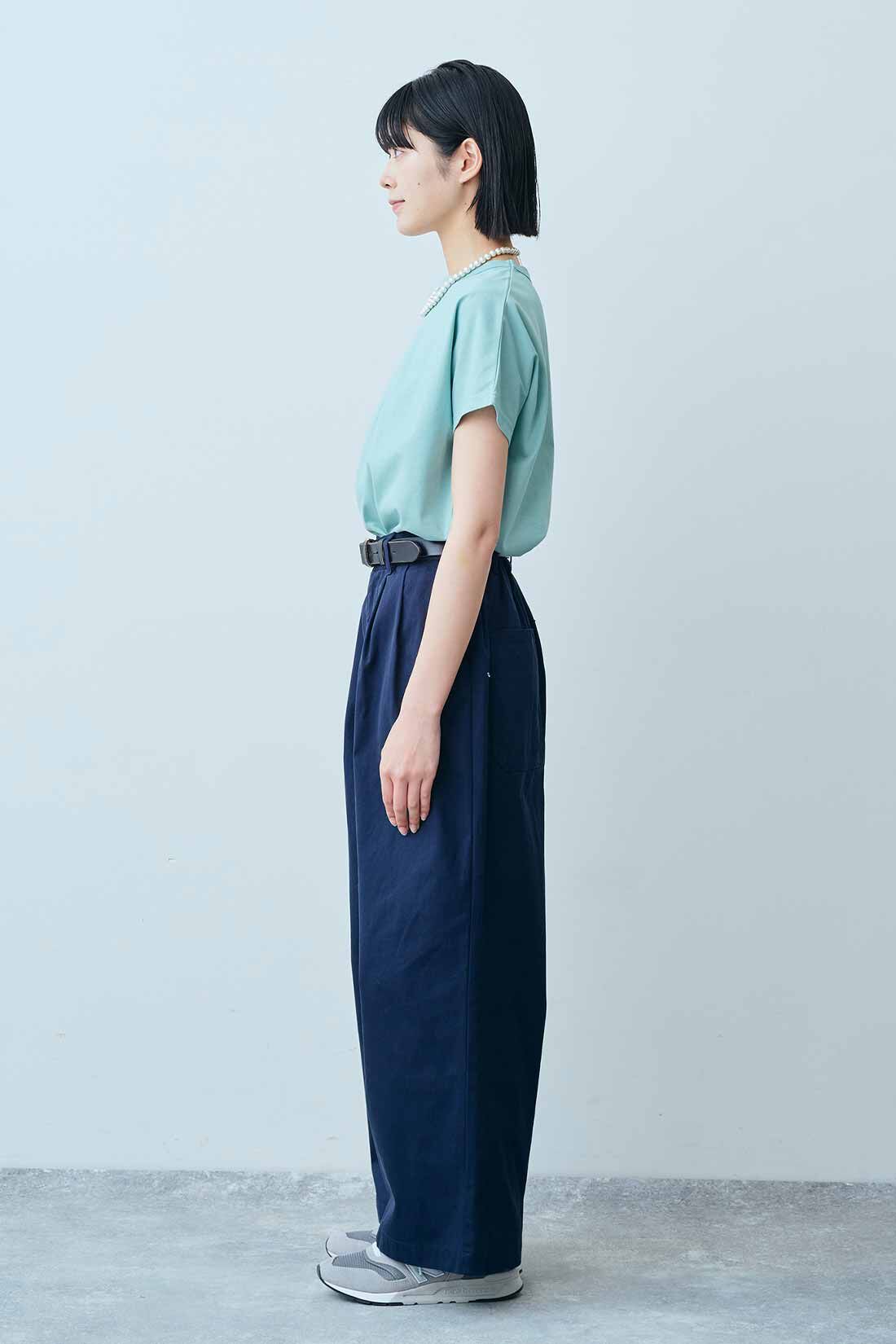 THREE FIFTY STANDARD|汗じみ軽減加工 フレンチスリーブ Ｔシャツとタック チノワイドパンツ〈ネイビー〉のコーディネート|モデル身長：163cm 着用サイズ：M