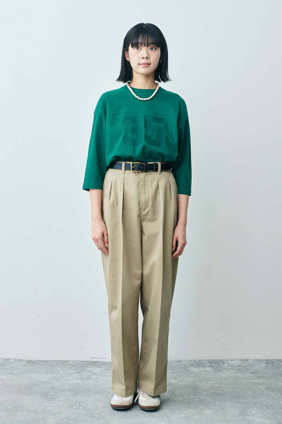 THREE FIFTY STANDARD|フットボールＴシャツＧＲ　ＴＦＳとスタンダードなチノパンツＢＥ　ＴＦＳのコーディネート|モデル身長：163cm 着用サイズ：M